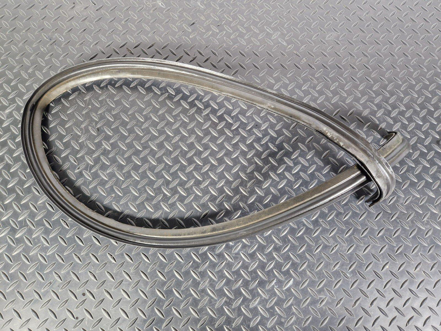 18-ON MERCEDES BENZ SPRINTER W907 W910 OEM BONNET RUBBER SEAL A9108870000