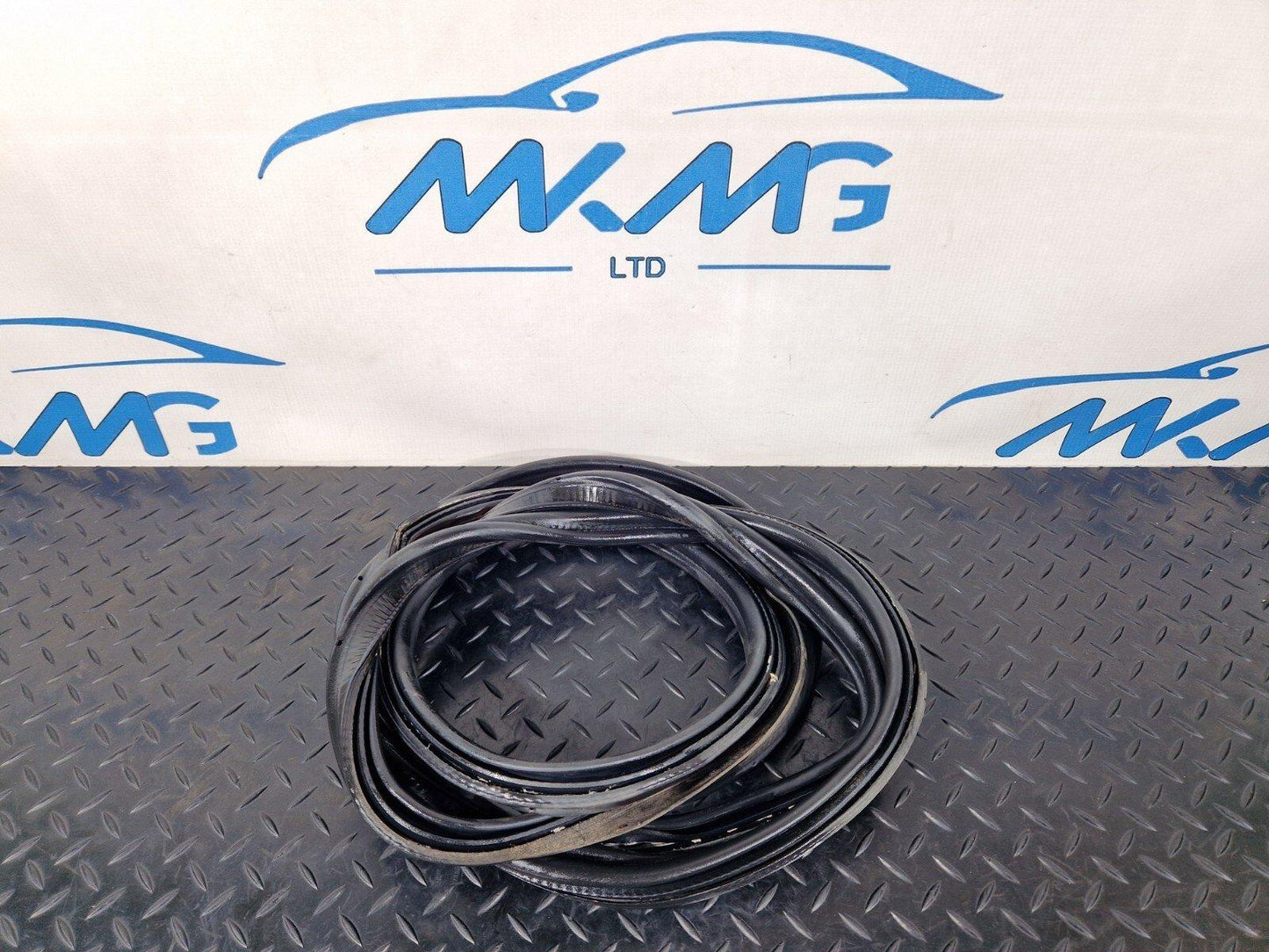 16-19 AUDI A4 B9 SALOON GENUINE TAILGATE BOOT LID RUBBER SEAL 8W5827705C