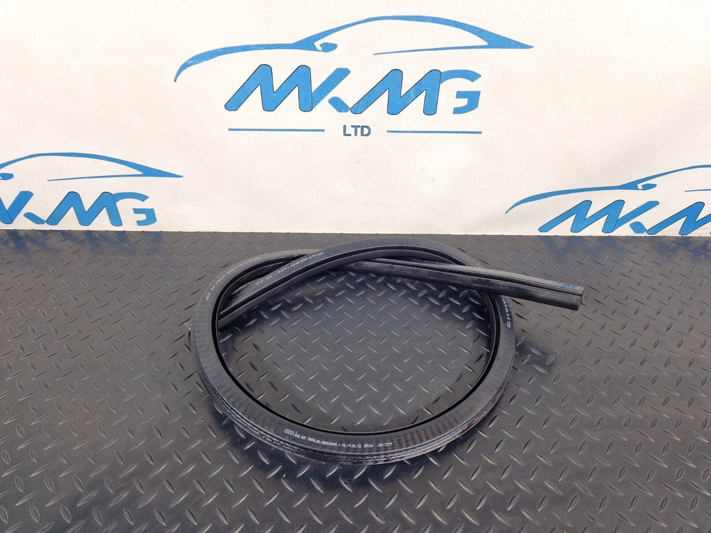 10-18 AUDI A7 4G S-LINE GENUINE FRONT LEFT NSF RUBBER WEATHER SEAL 4G8831707A