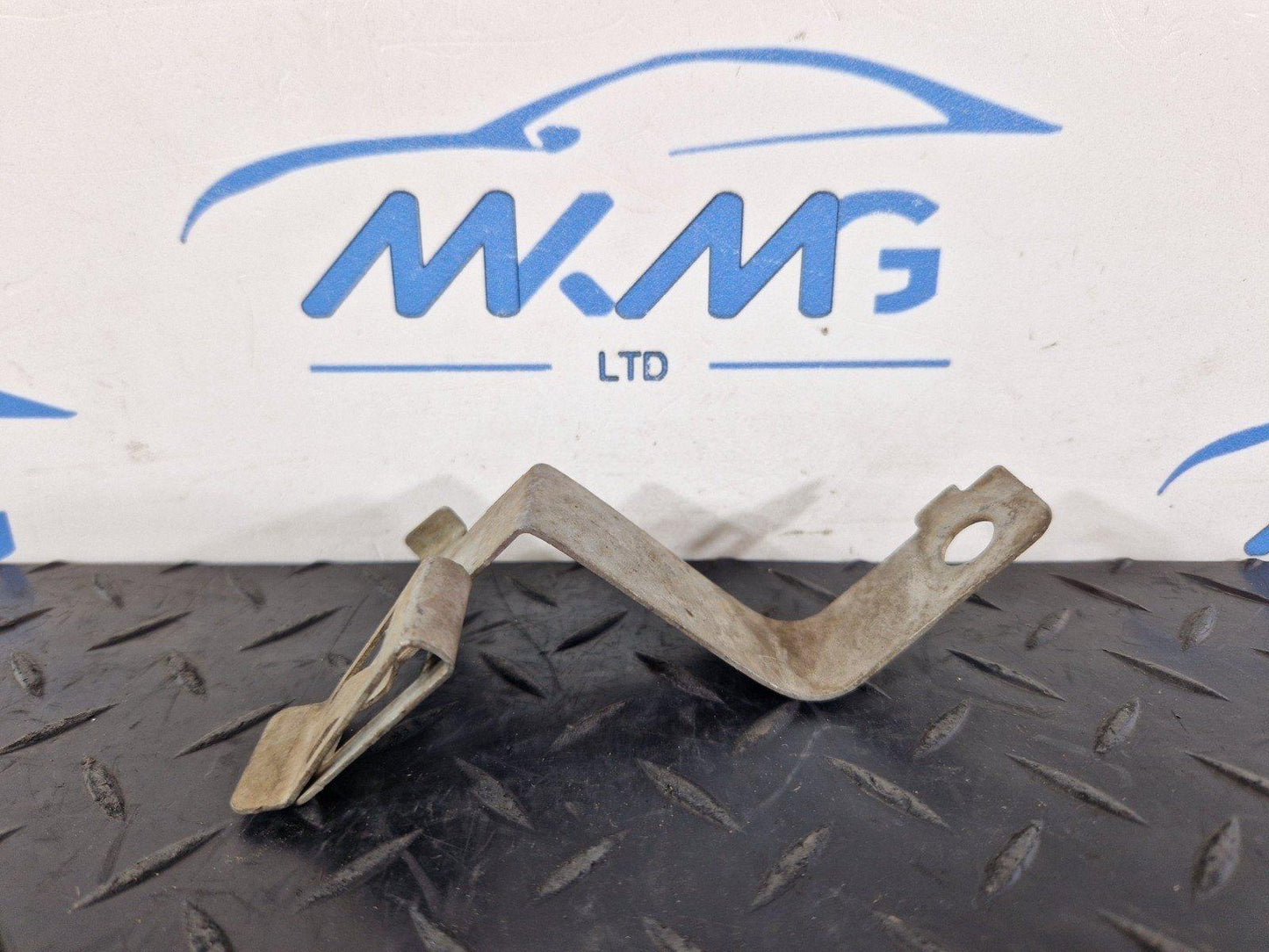 11-19 MERCEDES BENZ ML W166 FRONT CENTER SHIELD HOLDER MOUNT BRACKET A1665240240