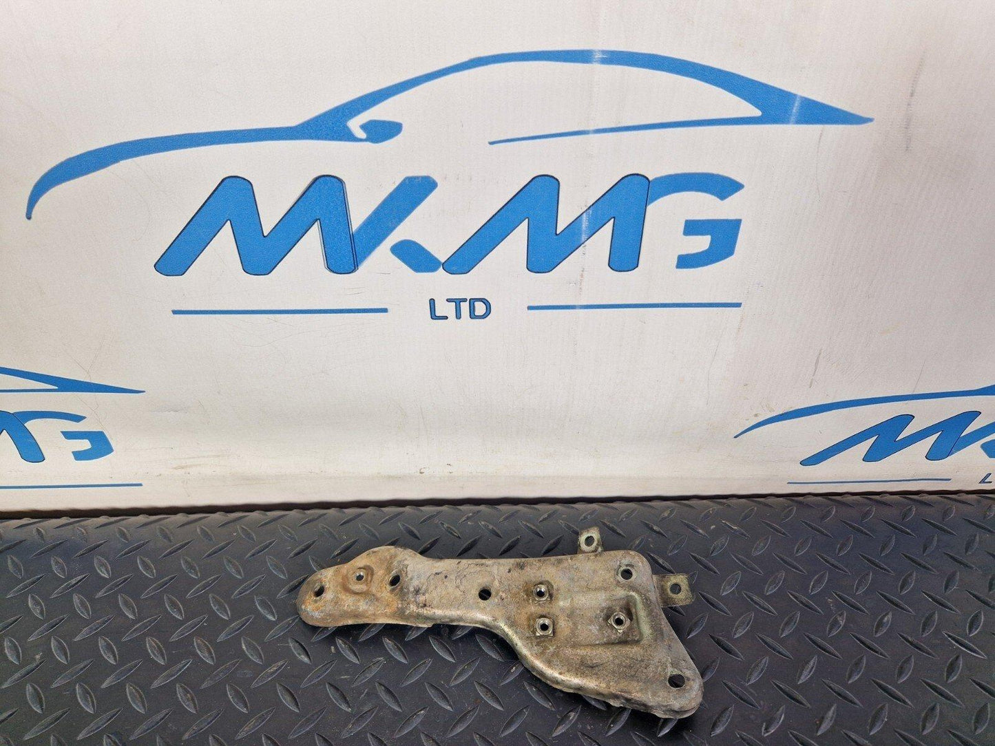 18-ON MERCEDES BENZ SPRINTER W907 OEM VALVE BRACKET A6511400200