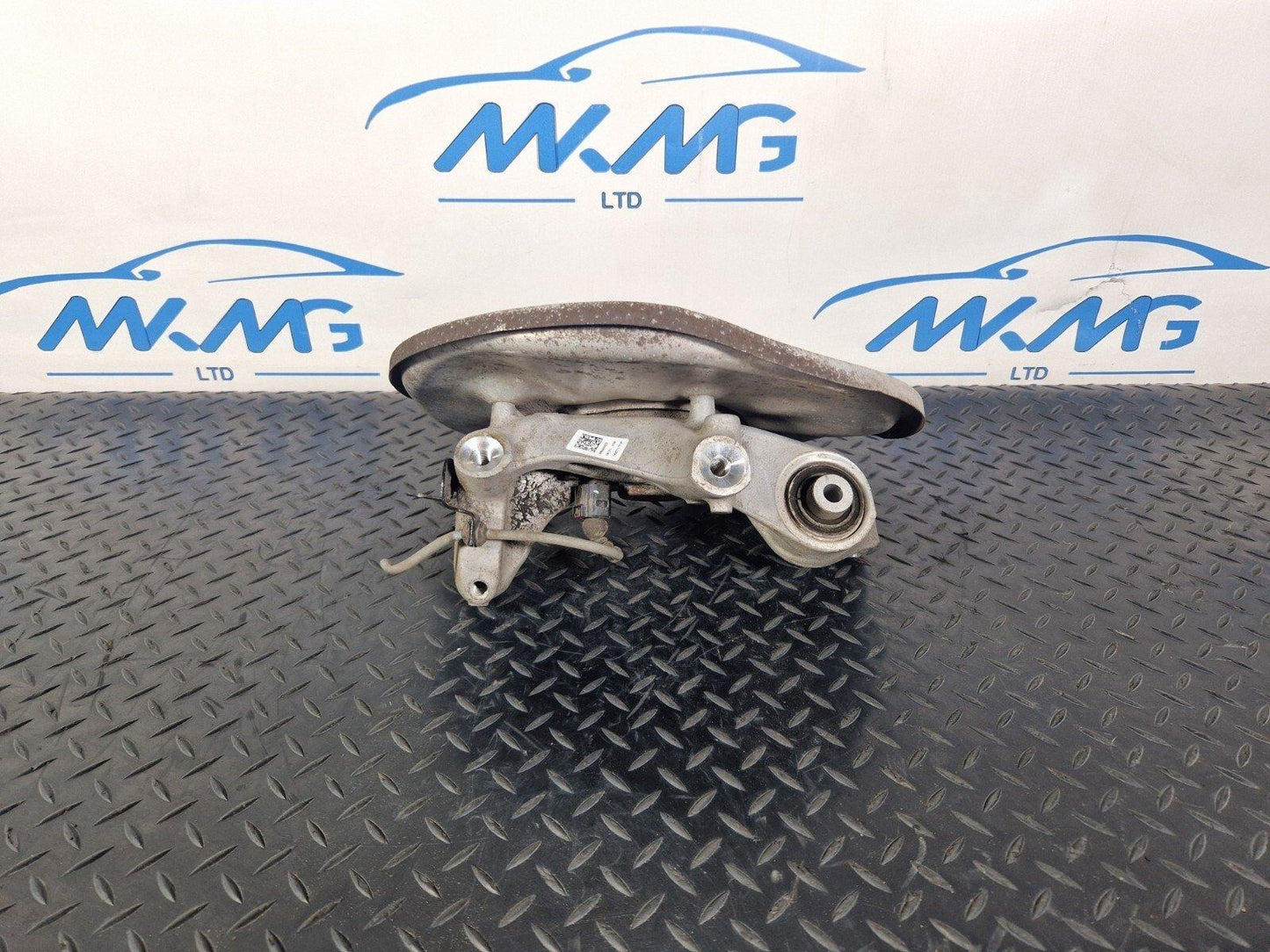 16-19 AUDI A4 B9 O/S/R REAR RIGHT WHEEL HUB & BEARING 8W0615612