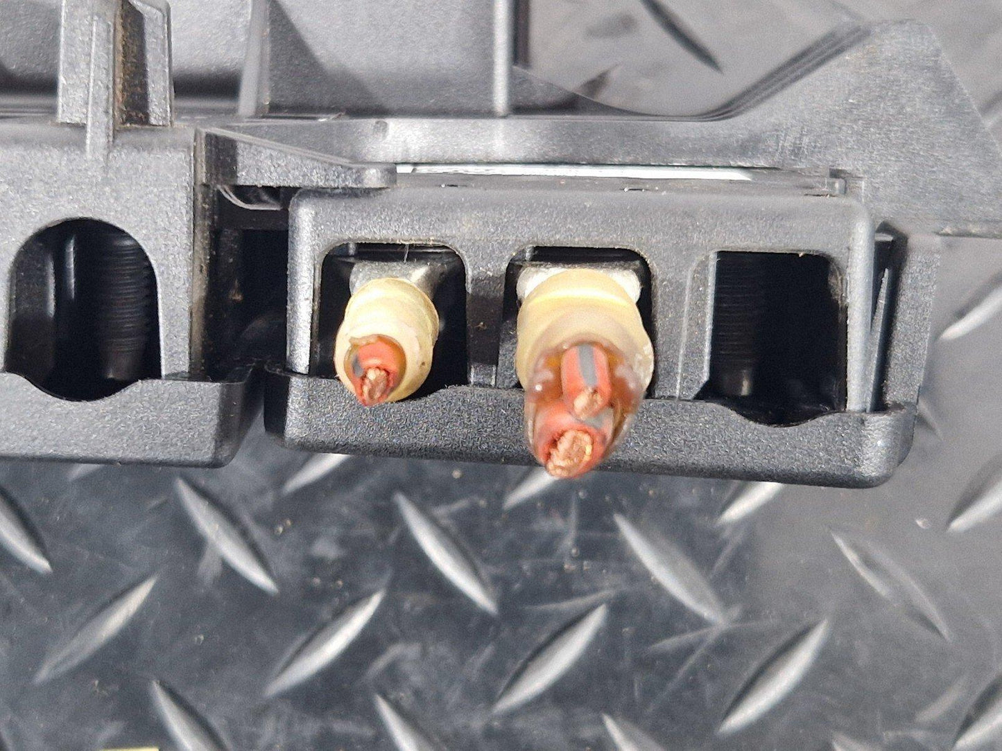 16-19 AUDI A4 B9 POSITIVE BATTERY POWER DISTRIBUTION BOX CONNECTOR 8W0941823