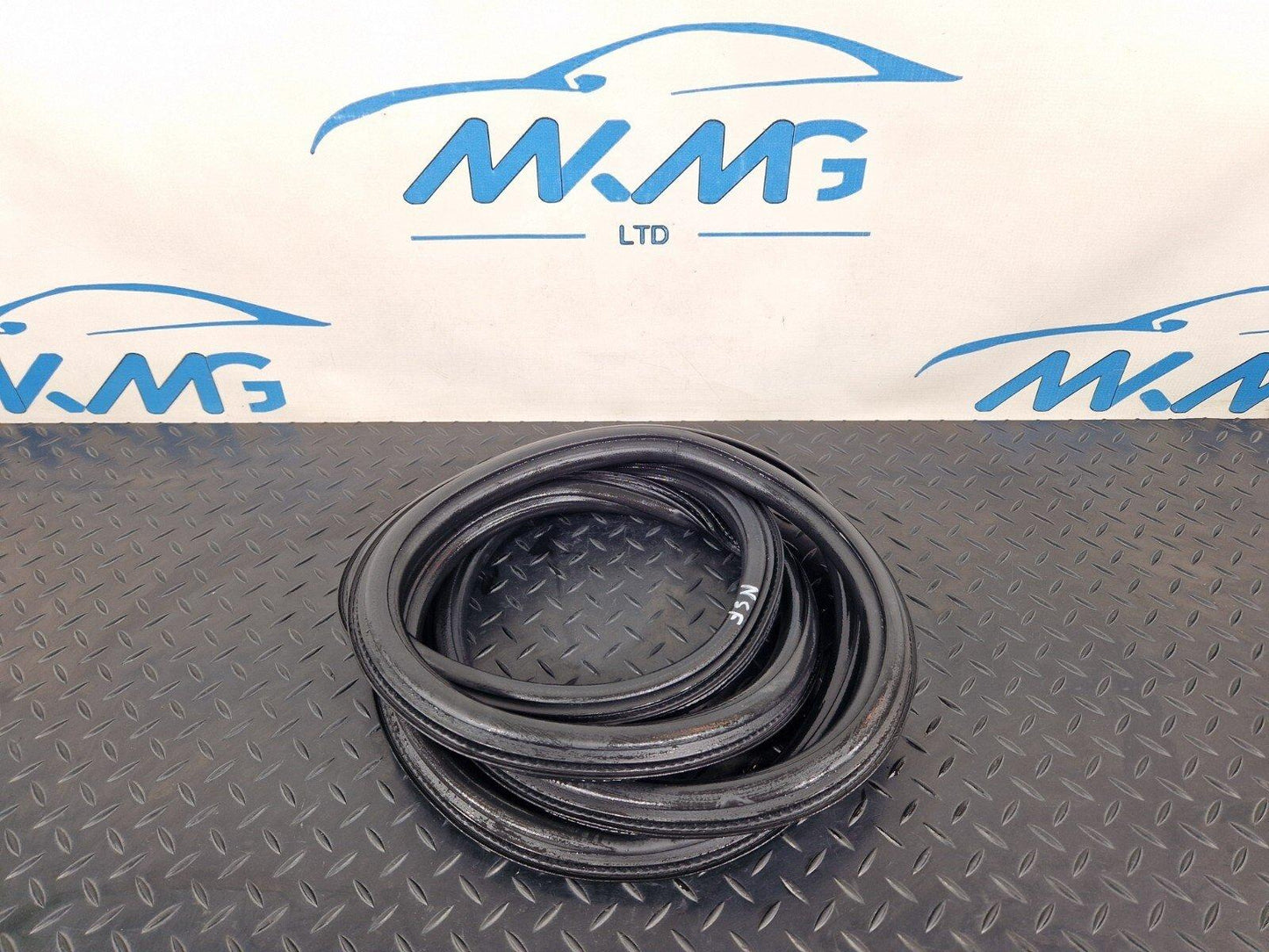 16-19 AUDI A4 AVANT B9 3.0 S-LINE GENUINE LEFT SIDE DOOR RUBBER SEAL 8W9833721