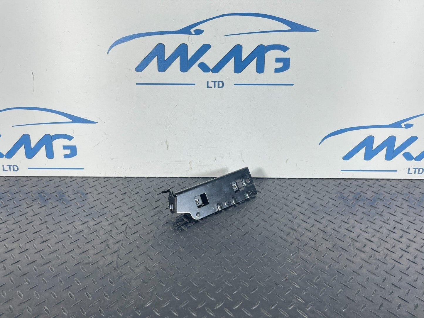 16-19 AUDI A4 B9 GENUINE GENUINE MOUNTING FOR TIE-DOWN EYE 8W9813981