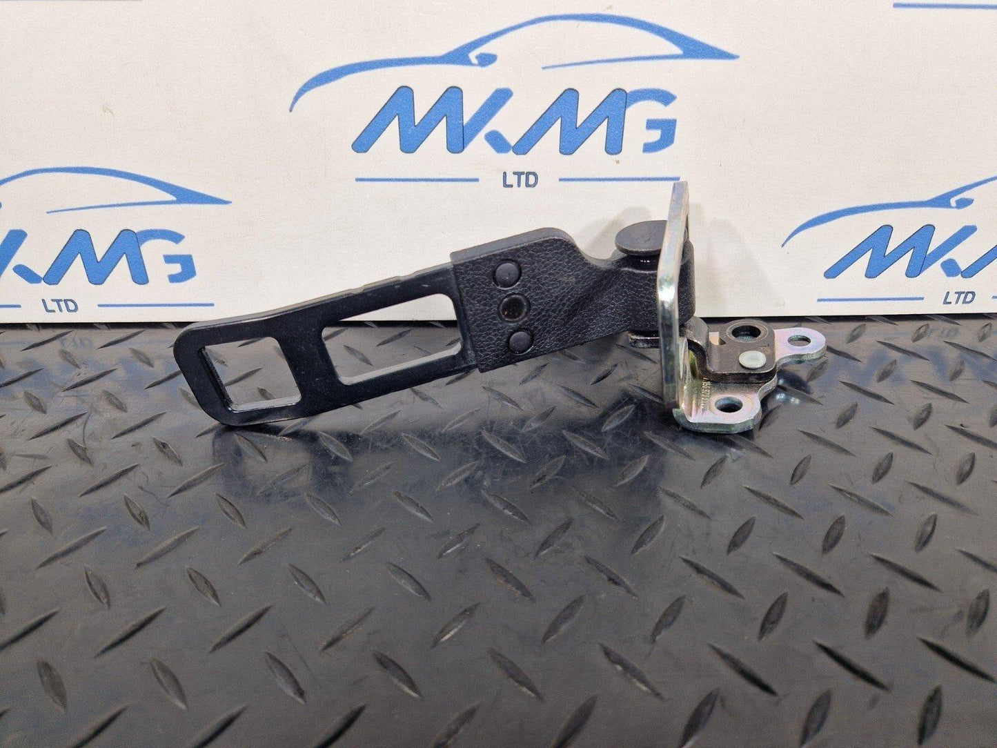 14-20 MERCEDES BENZ GLA X156 REAR BACKREST RETAINING LEFT BRACKET A1569208100