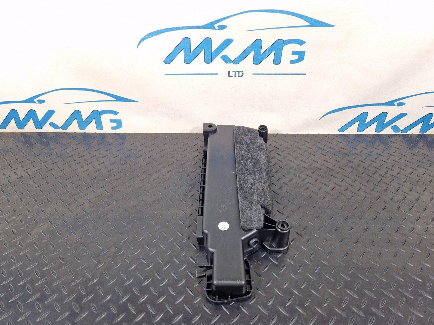 14-21 MERCEDES BENZ C220d W205 WARNING TRIANGLE TRAY A2056803903