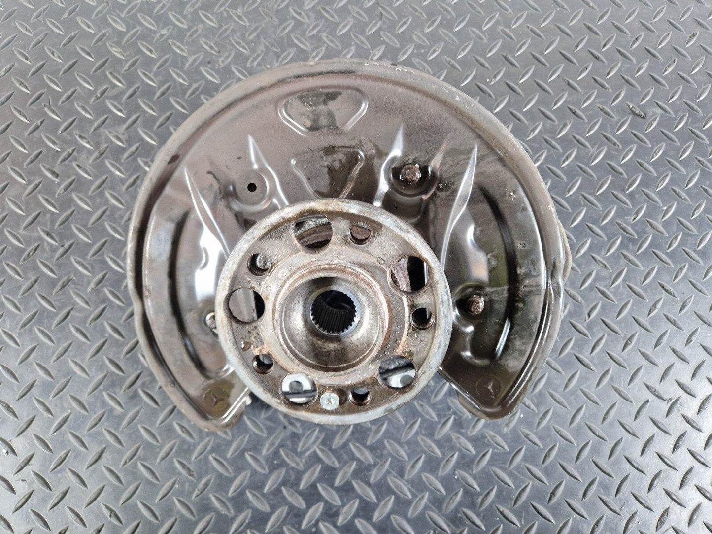 14-21 MERCEDES BENZ C300h W205 OEM REAR LEFT WHEEL HUB A2055467480