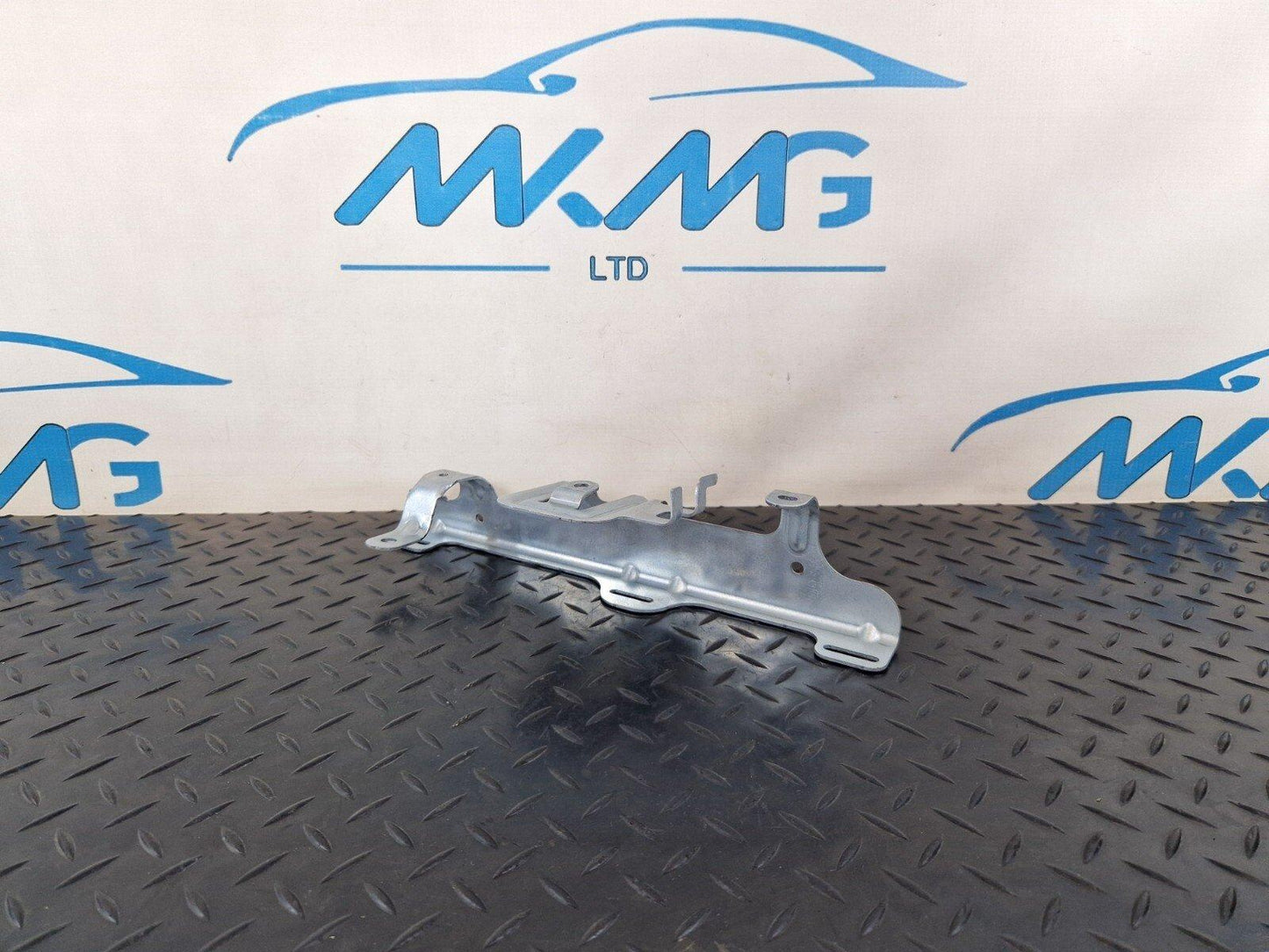 14-21 MERCEDES BENZ C300h W205 GENUINE RIGHT SIDE O/S BOOT BRACKET A2056914400