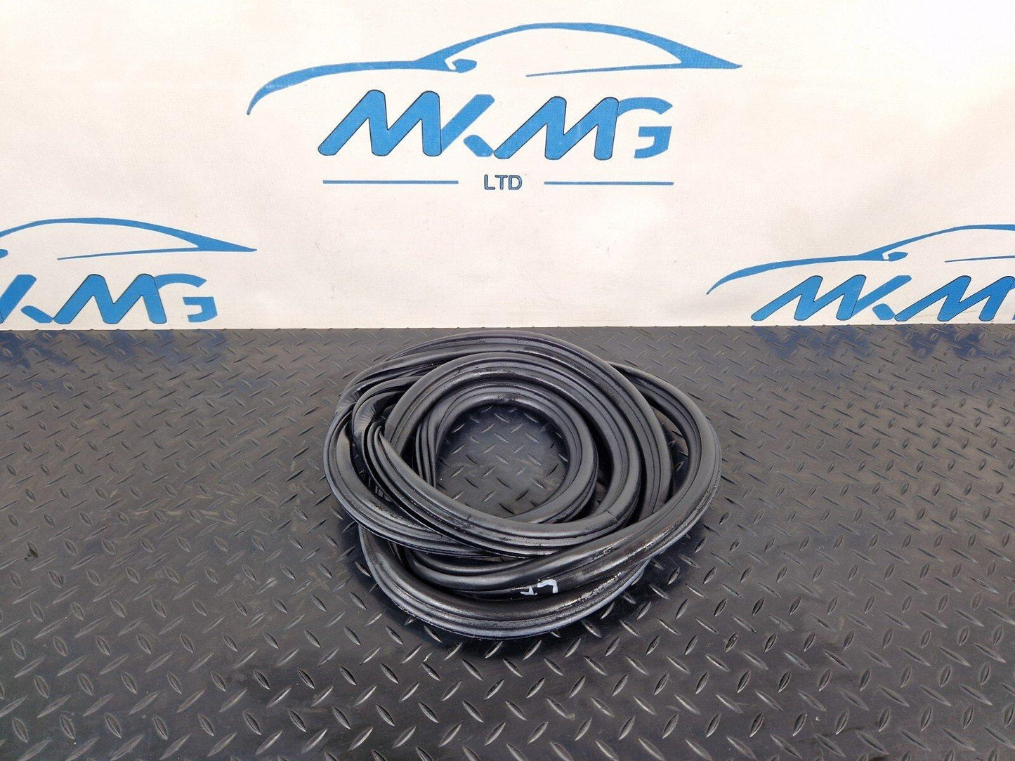 12-18 AUDI A6 C7 REAR LEFT DOOR RUBBER SEAL FITS BOTH LEFT OR RIGHT 4G5833721A
