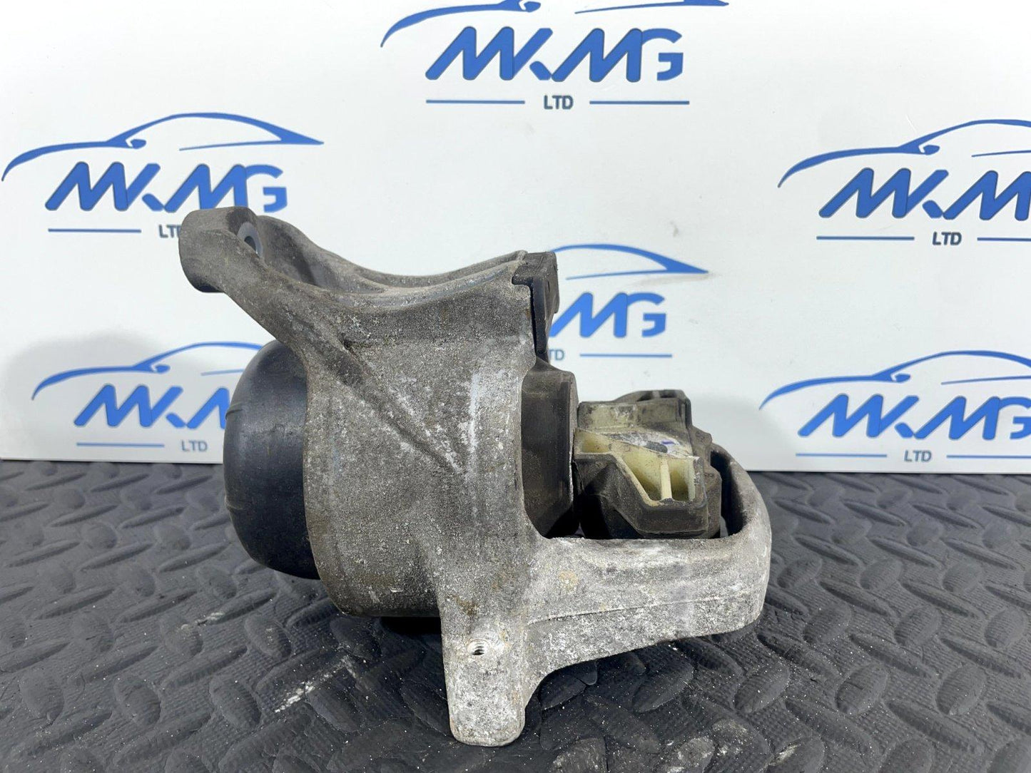 16-19 AUDI A4 B9 1.4 TFSI CVNA PETROL FRONT RIGHT SIDE ENGINE MOUNT 8W0199372CA