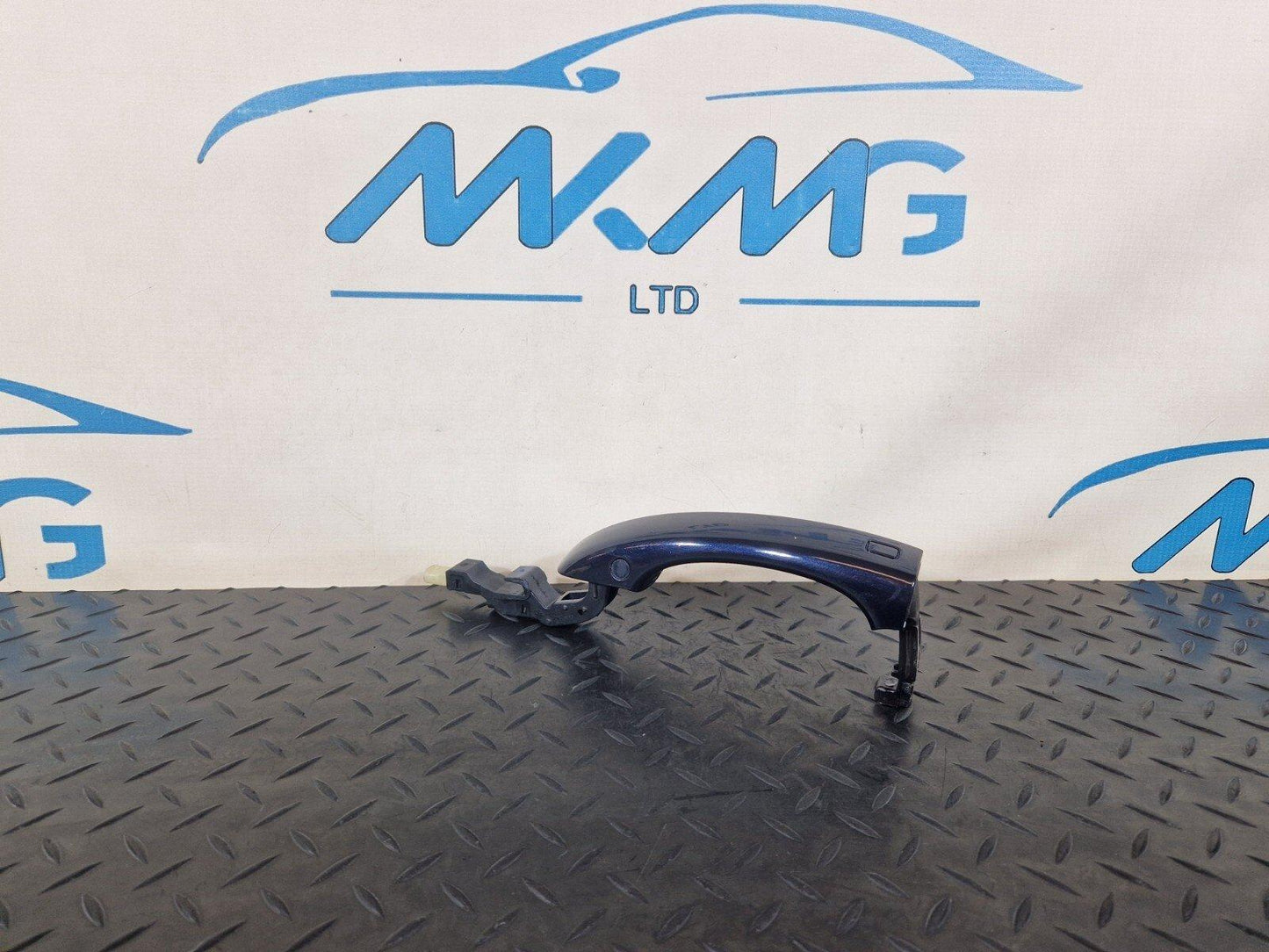 10-17 AUDI A8 4H LEFT N/S OUTER DOOR HANDLE IN BLUE FITS FRONT & REAR 4H0837205B