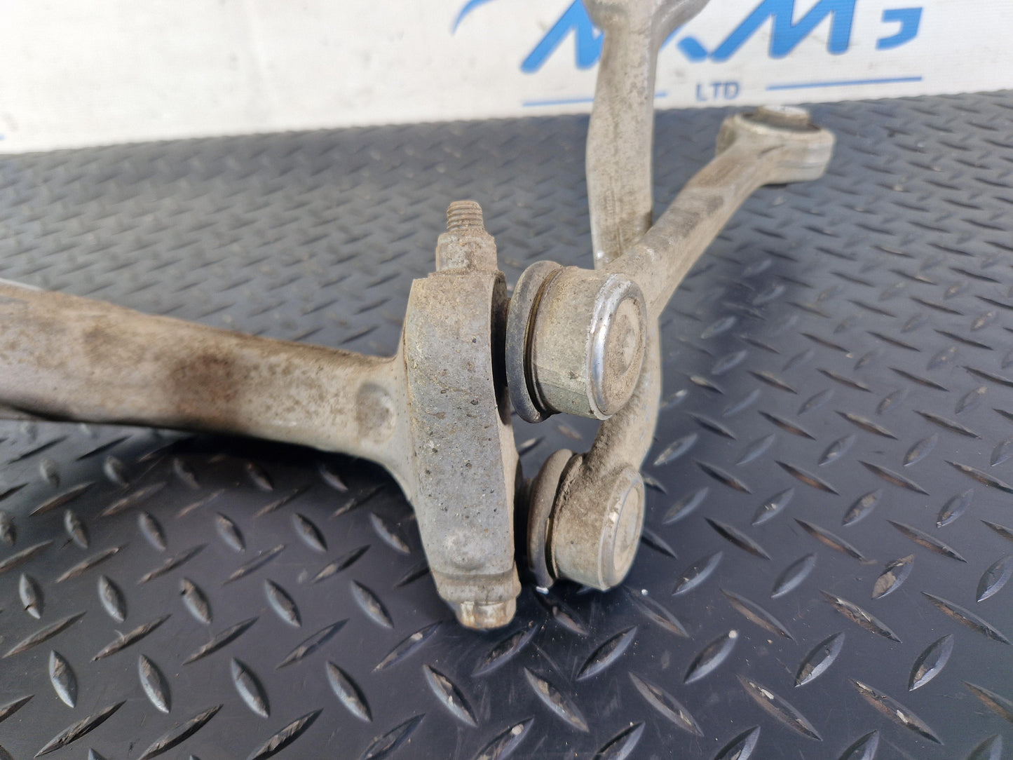 Audi A6 Allroad C7 Front Left N/S Wheel Hub with Control Arms 4G0407241E