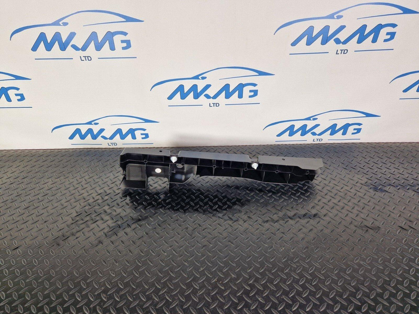 14-20 MERCEDES BENZ GLA 200 X156 LEFT QUATER PANEL TRIM BRACKET A1568901100