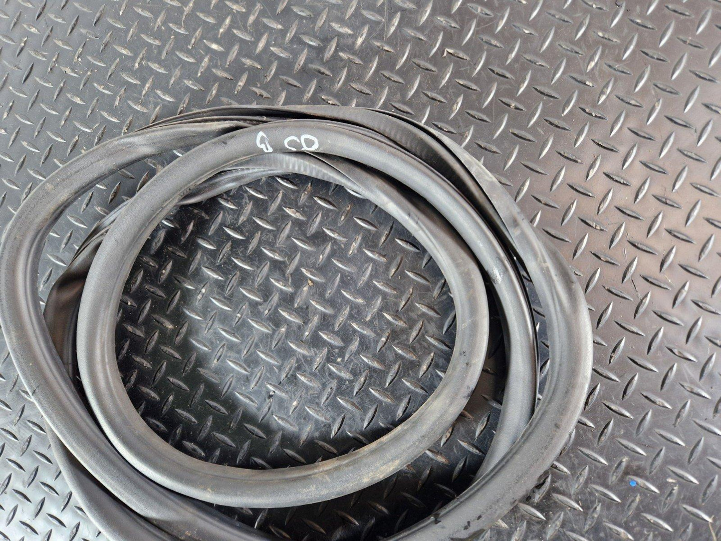10-18 VW TOUAREG 7P GENUINE REAR RIGHT DOOR GASKET RUBBER SEAL 7P0867367F