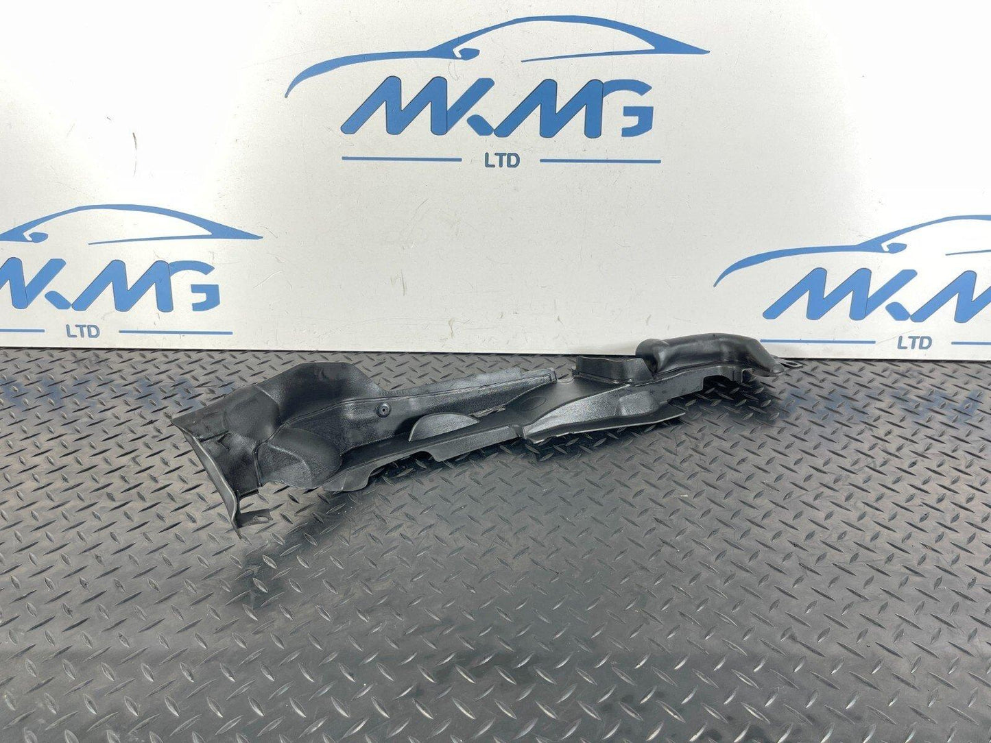 16-19 AUDI A4 B9 AVANT GENUINE RIGHT DRIVER SIDE WING PANEL SEAL 8W0821170