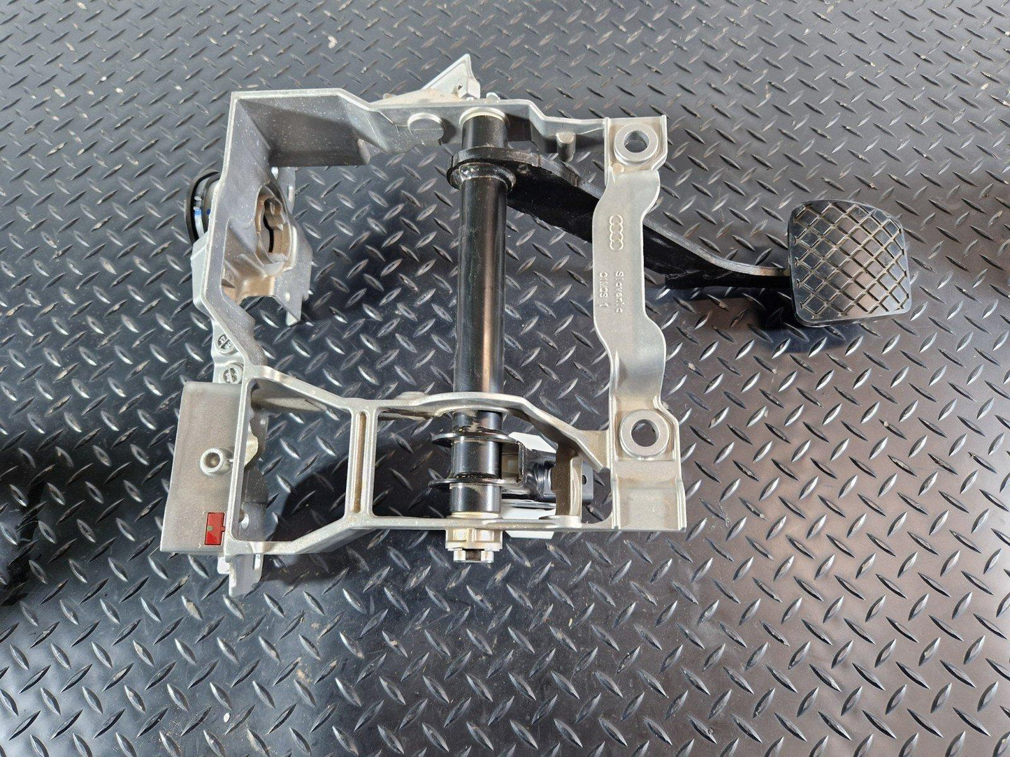 16-19 AUDI A4 B9 GENUINE BRAKE PEDAL 8W2723140 8W2723117A
