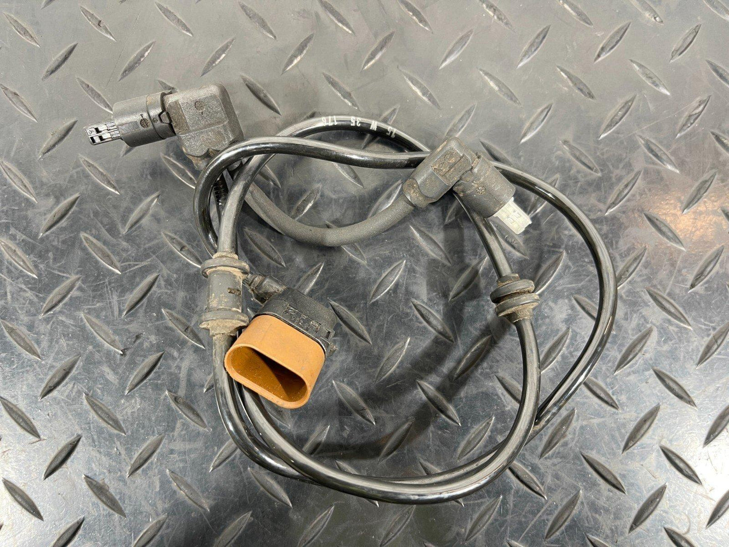 MERCEDES BENZ C-CLASS C300h W205 FRONT LEFT SHOCK WIRING HARNESS A2055403706