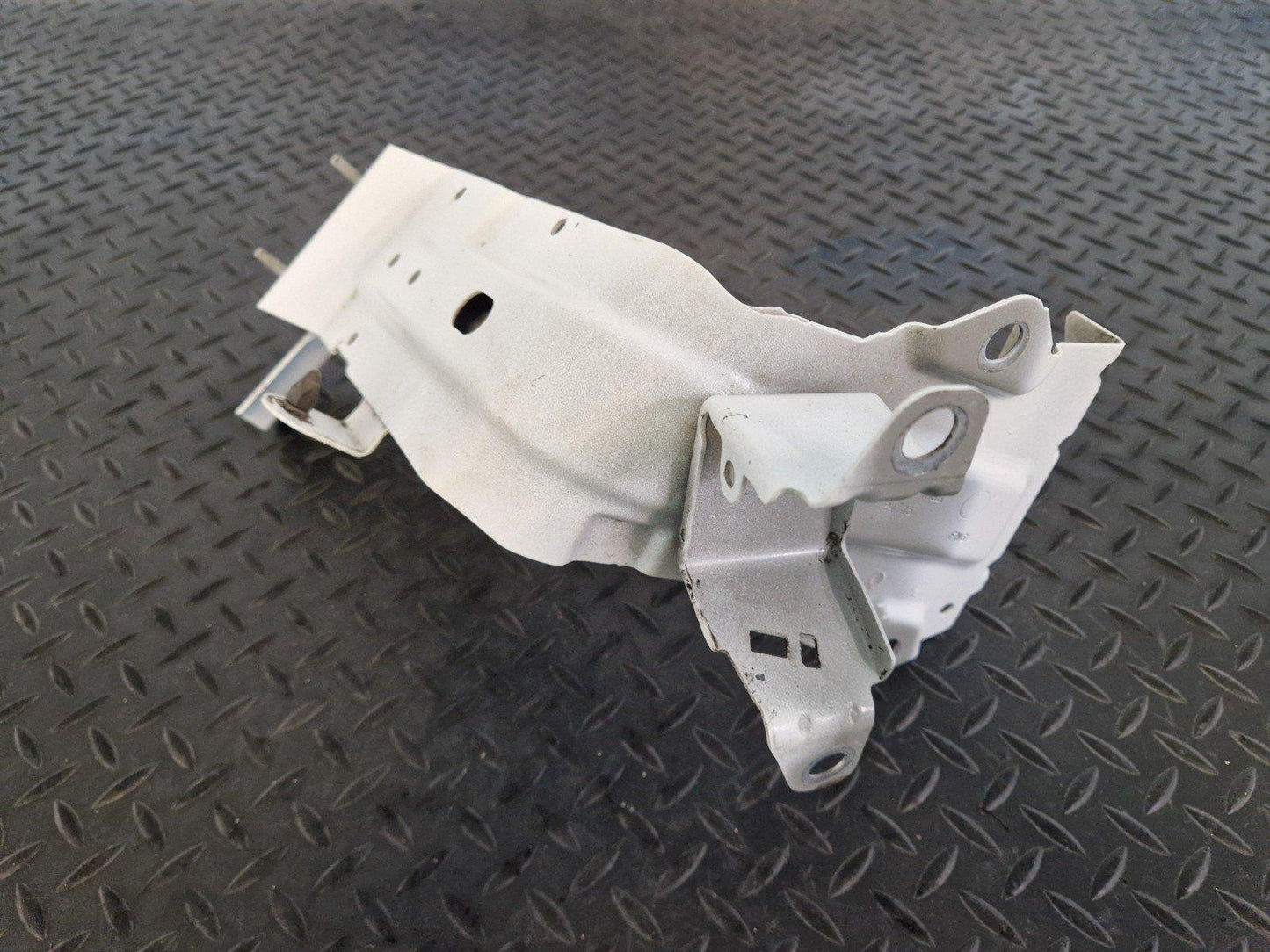 16-20 AUDI Q7 4M GENUINE FRONT RIGHT O/S FENDER WING PANEL HOLDER C9A 4M0821138B