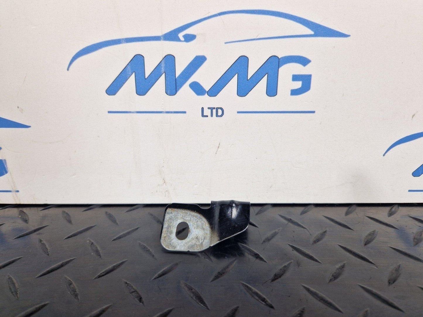 16-23 AUDI S5 COUPE GENUINE FRONT RIGHT DRIVER SIDE WING BRACKET 8W0821470
