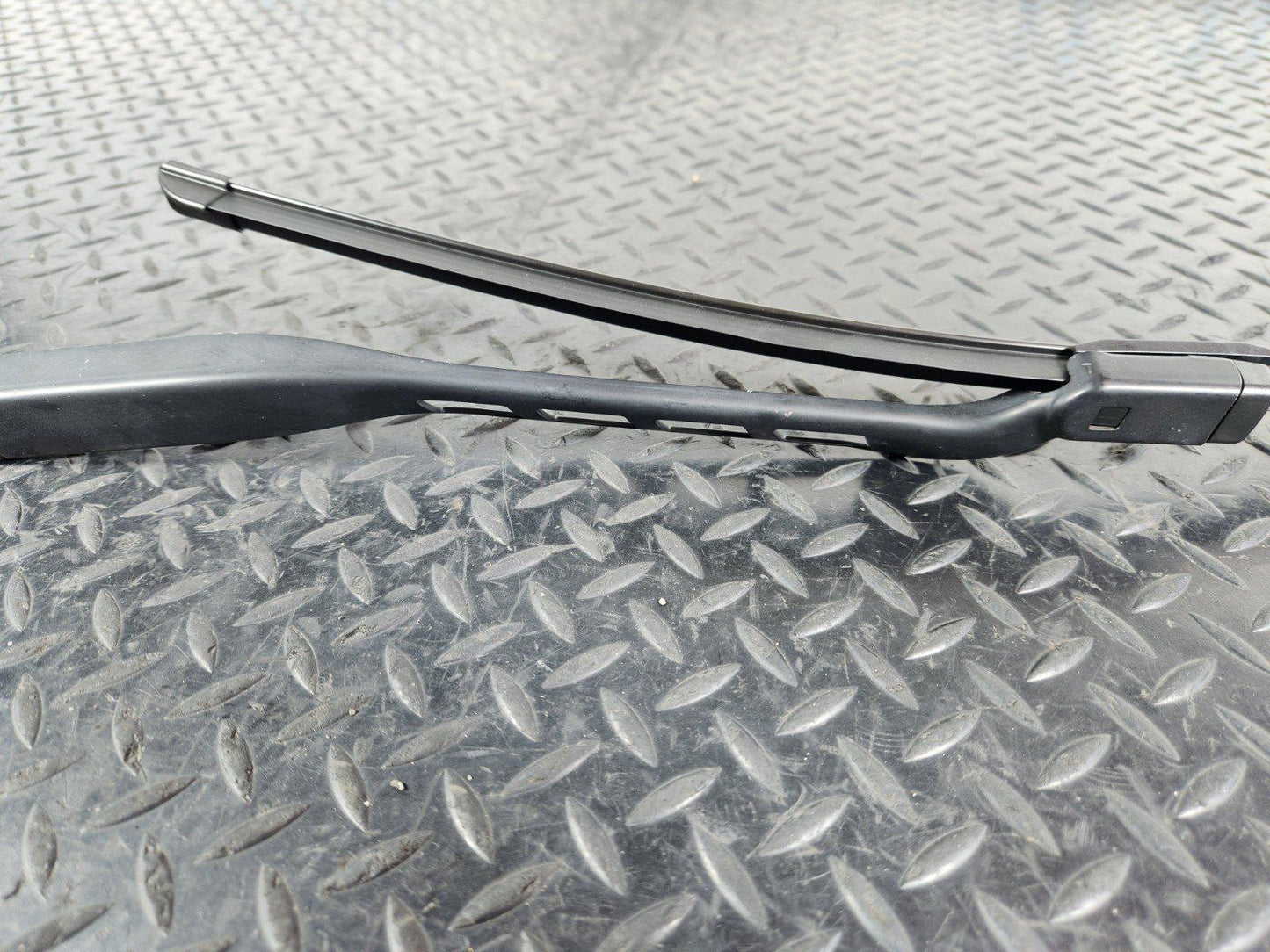 11-19 MERCEDES BENZ ML W166 GENUINE FRONT RIGHT O/S WINDOW WIPER ARM A1668201040