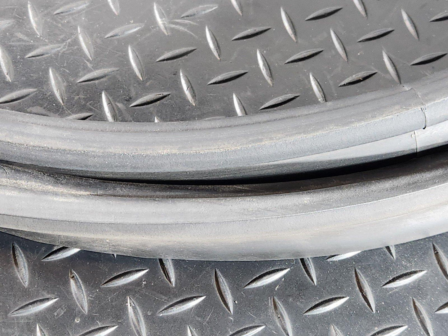 19-ON MERCEDES B CLASS W247 TAILGATE BOOT LID RUBBER SEAL A2477402100