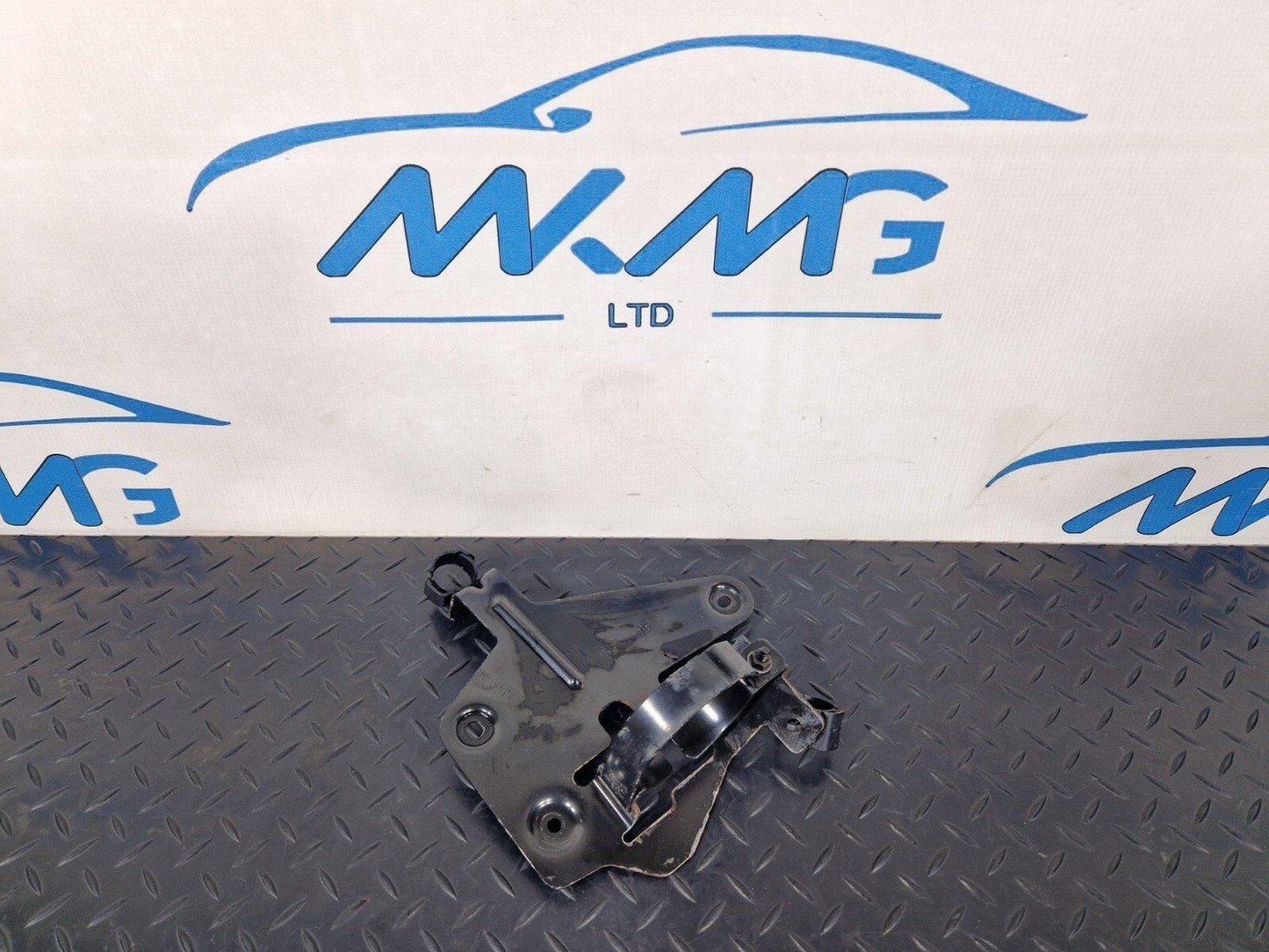 12-18 AUDI A6 C7 PASSENGER LEFT FRONT COOLANT PUMP BRACKET MOUNT 4G0145879N