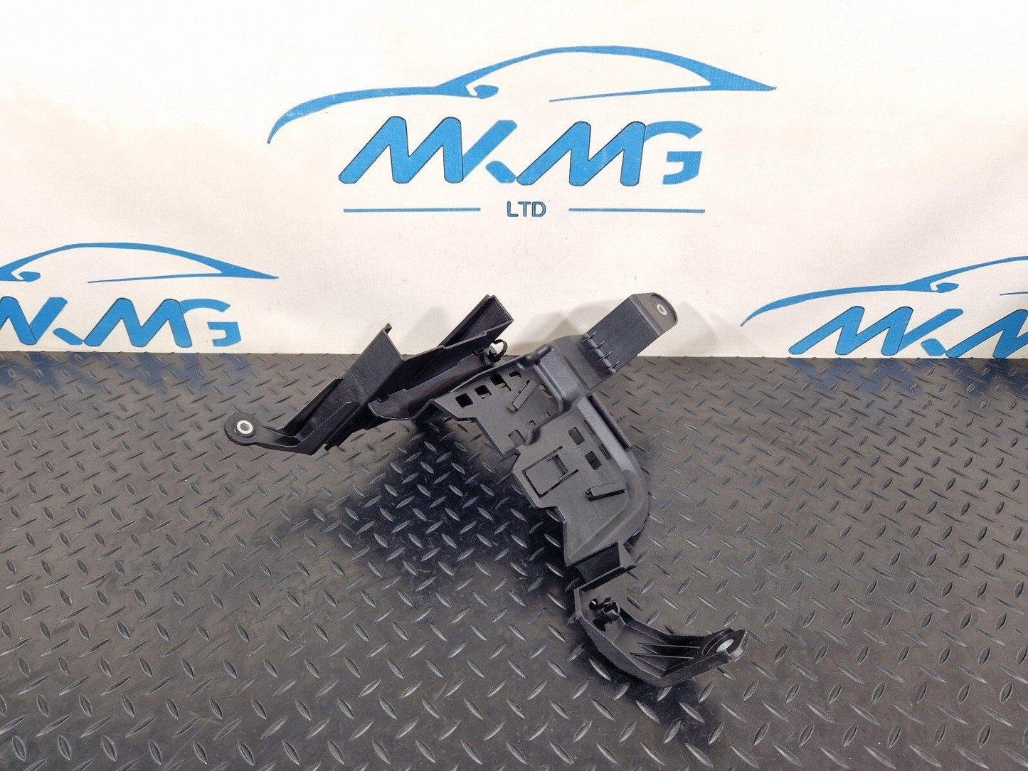 14-21 MERCEDES BENZ C200 W205 FUSE BOX HOLDER BRACKET  A2055452940