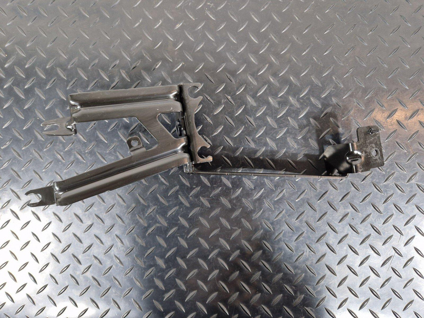 19-ON MERCEDES BENZ B CLASS W247 ABS PUMP MOUNT BRACKET SUPPORT A1774303400