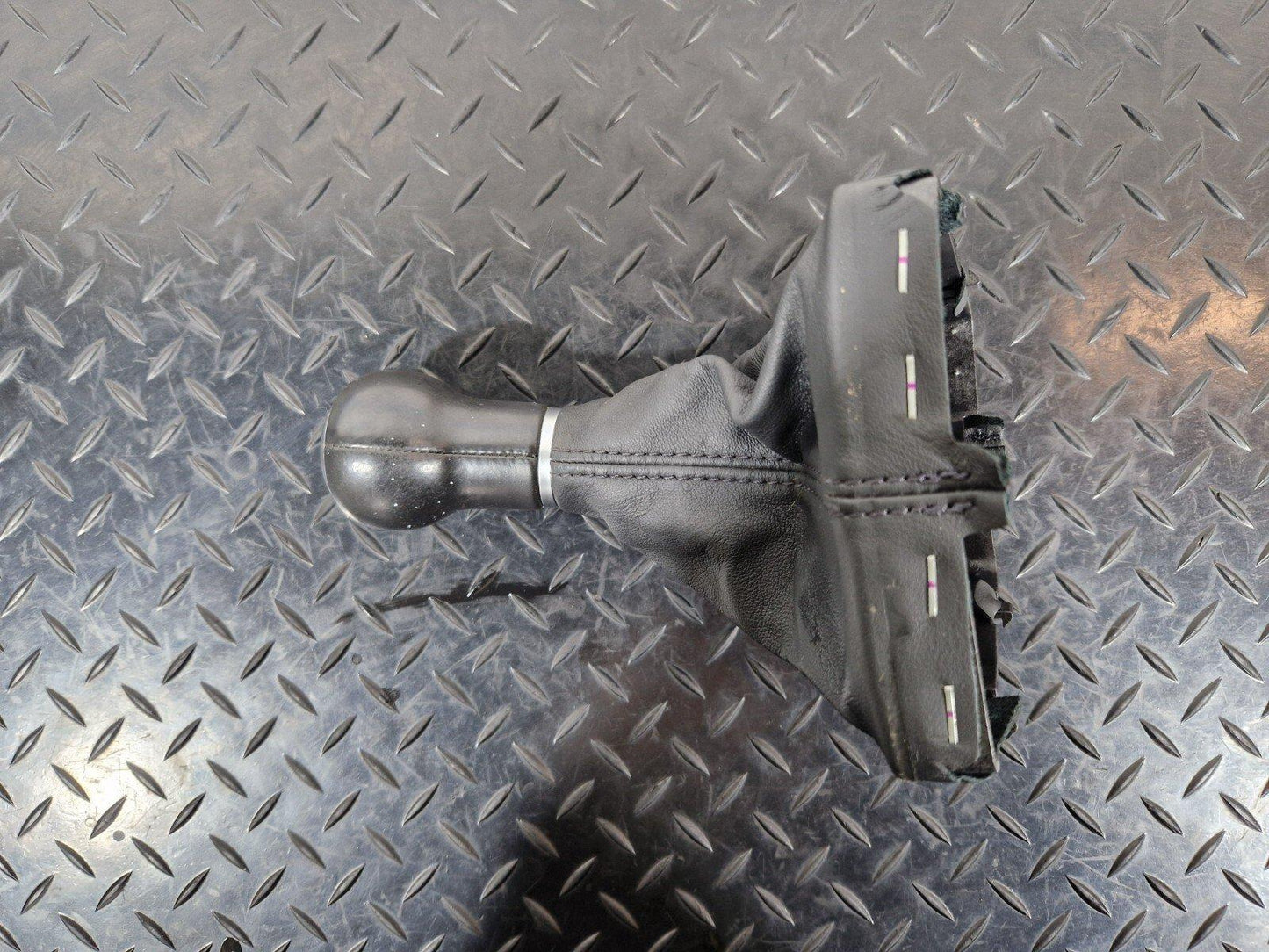 16-19 AUDI A4 B9 6 SPEED MANUAL LEATHER GEAR KNOB AND GAITER TRIM 8W0863278A