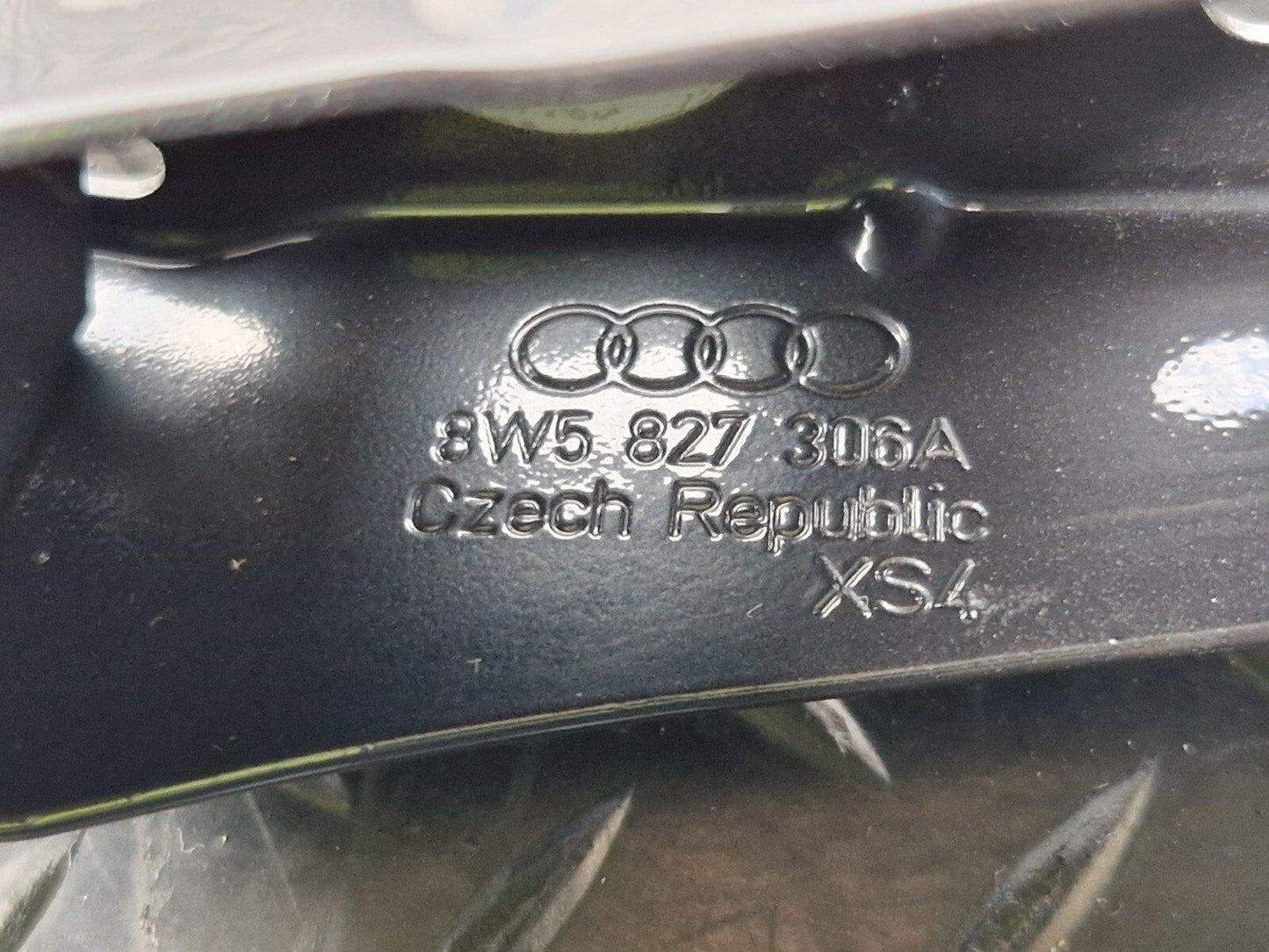 16-19 AUDI A4 B9 REAR RIGHT O/S BOOT HINGE IN GREY LX7L 8W5827306A