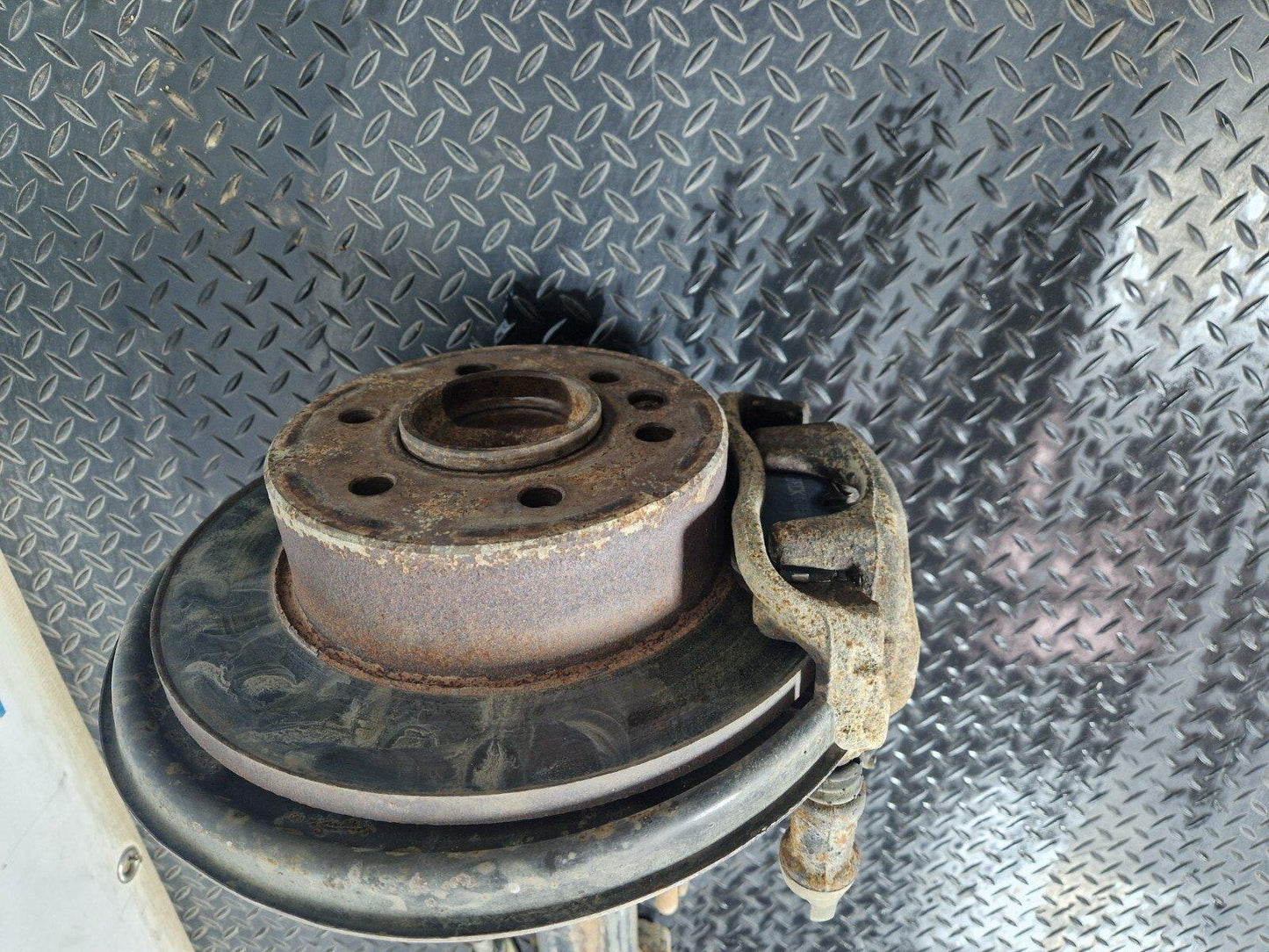 18-ON MERCEDES BENZ SPRINTER W910 REAR AXLE SUSPENSION CARRIER & WHEEL BEARINGS