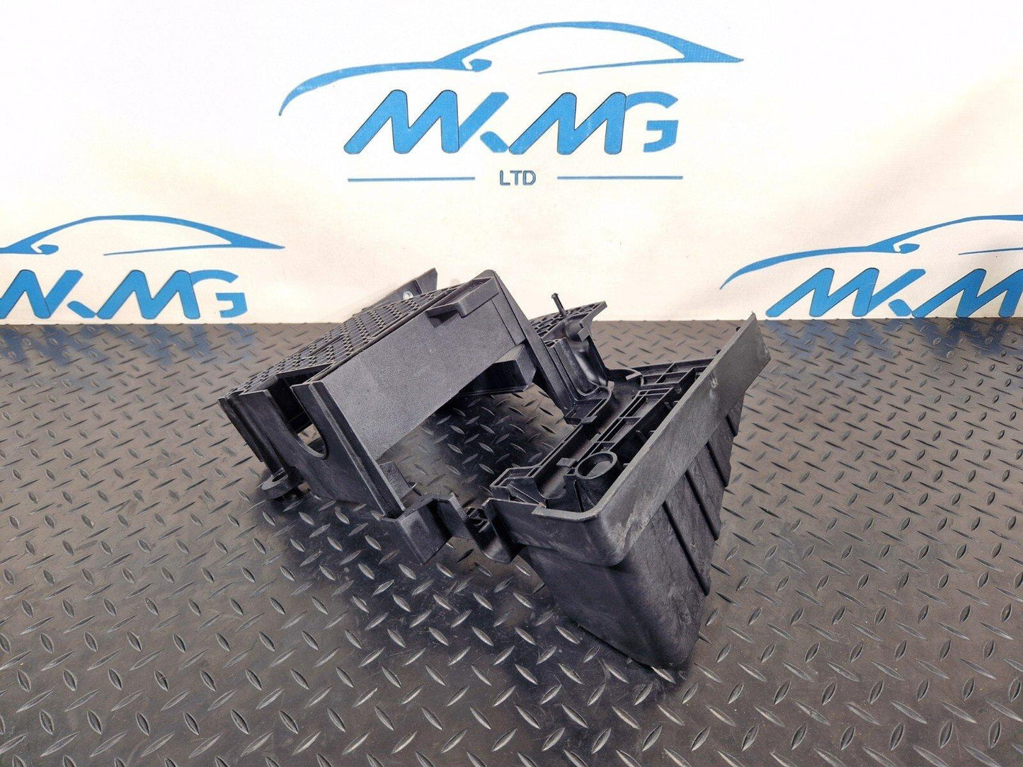 14-21 MERCEDES BENZ C200 W205 CD CHANGER ECU HOLDER  BRACKET A2055458900