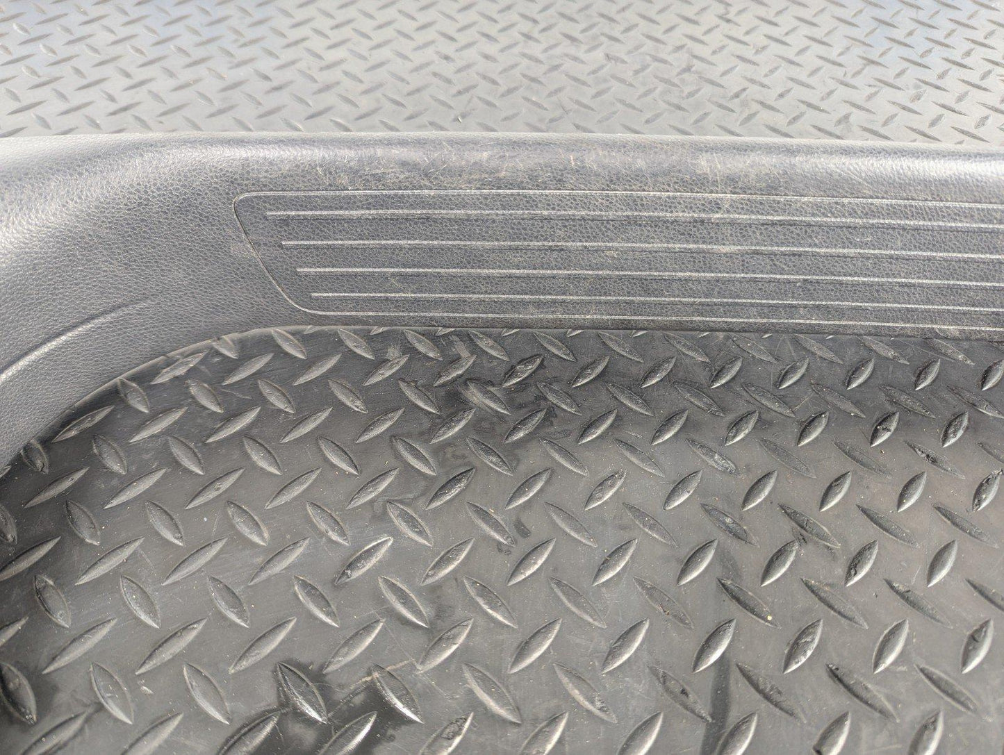 11-19 MERCEDES BENZ ML W166 GENUINE FRONT LEFT UNDERDOOR TRIM A1666801735