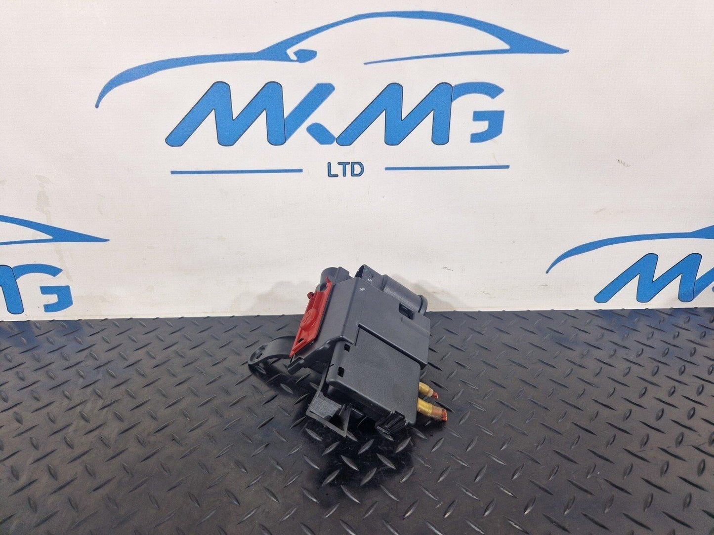 16-19 AUDI A4 B9 POSITIVE BATTERY POWER DISTRIBUTION BOX CONNECTOR 8W0941823