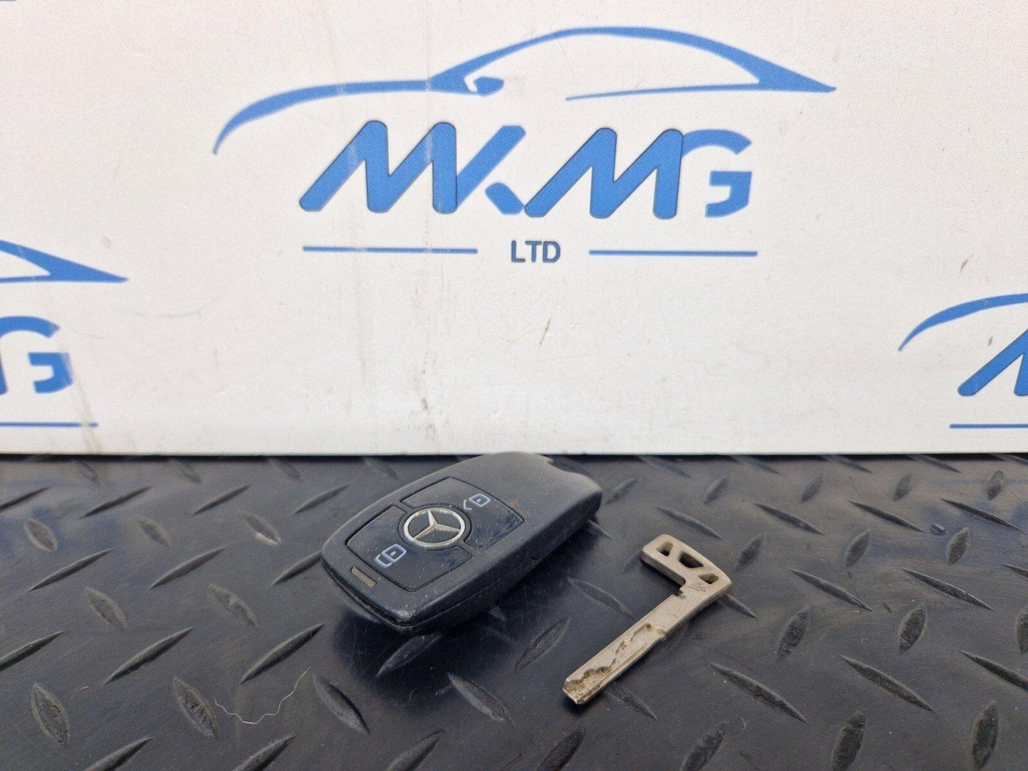 18-ON MERCEDES BENZ SPRINTER W907 SPRINTER KEY FOB REMOTE A2479052303