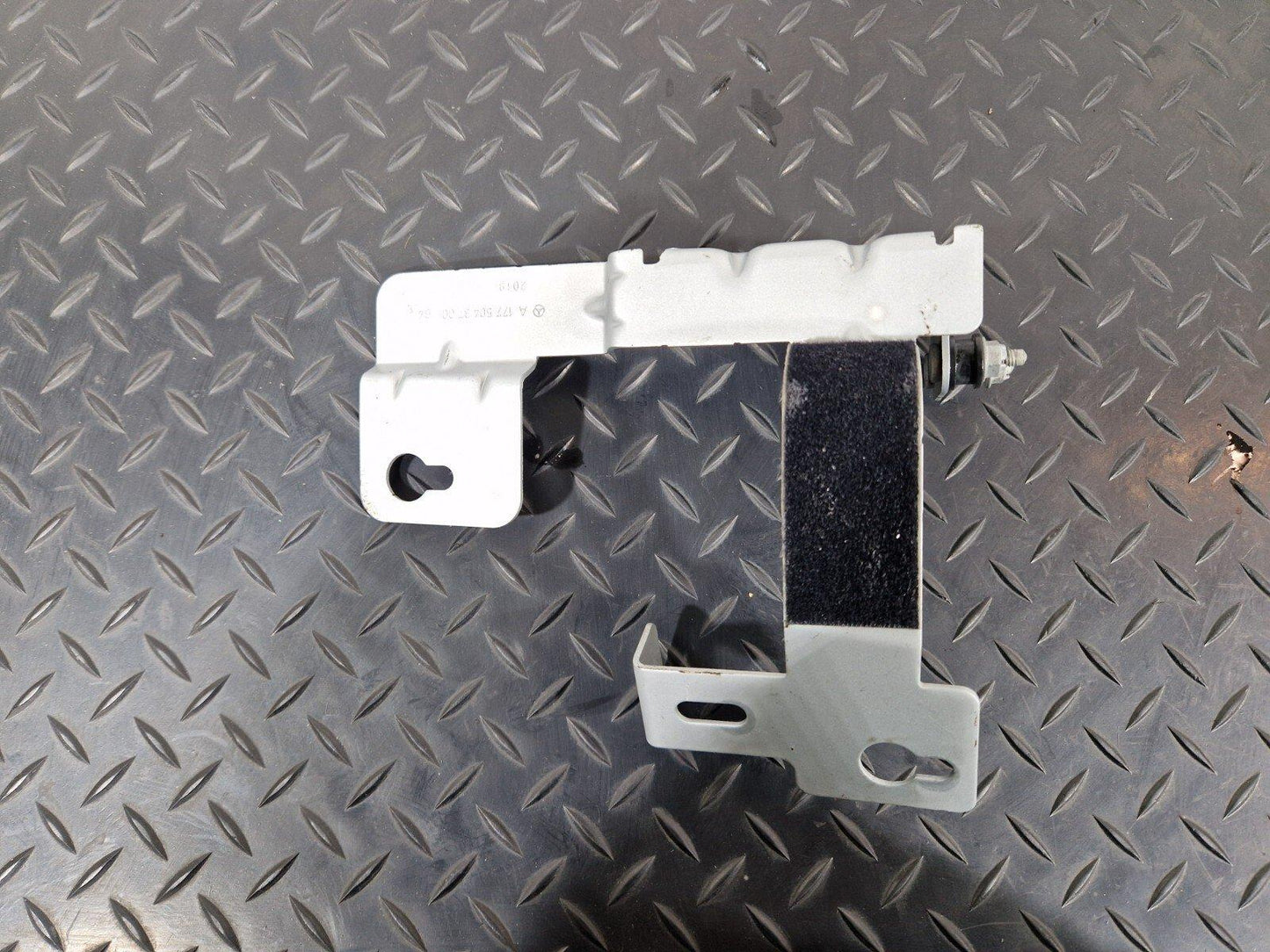 19-ON MERCEDES BENZ CLA C118 WATER COOLER VALVE BRACKET A1775043700