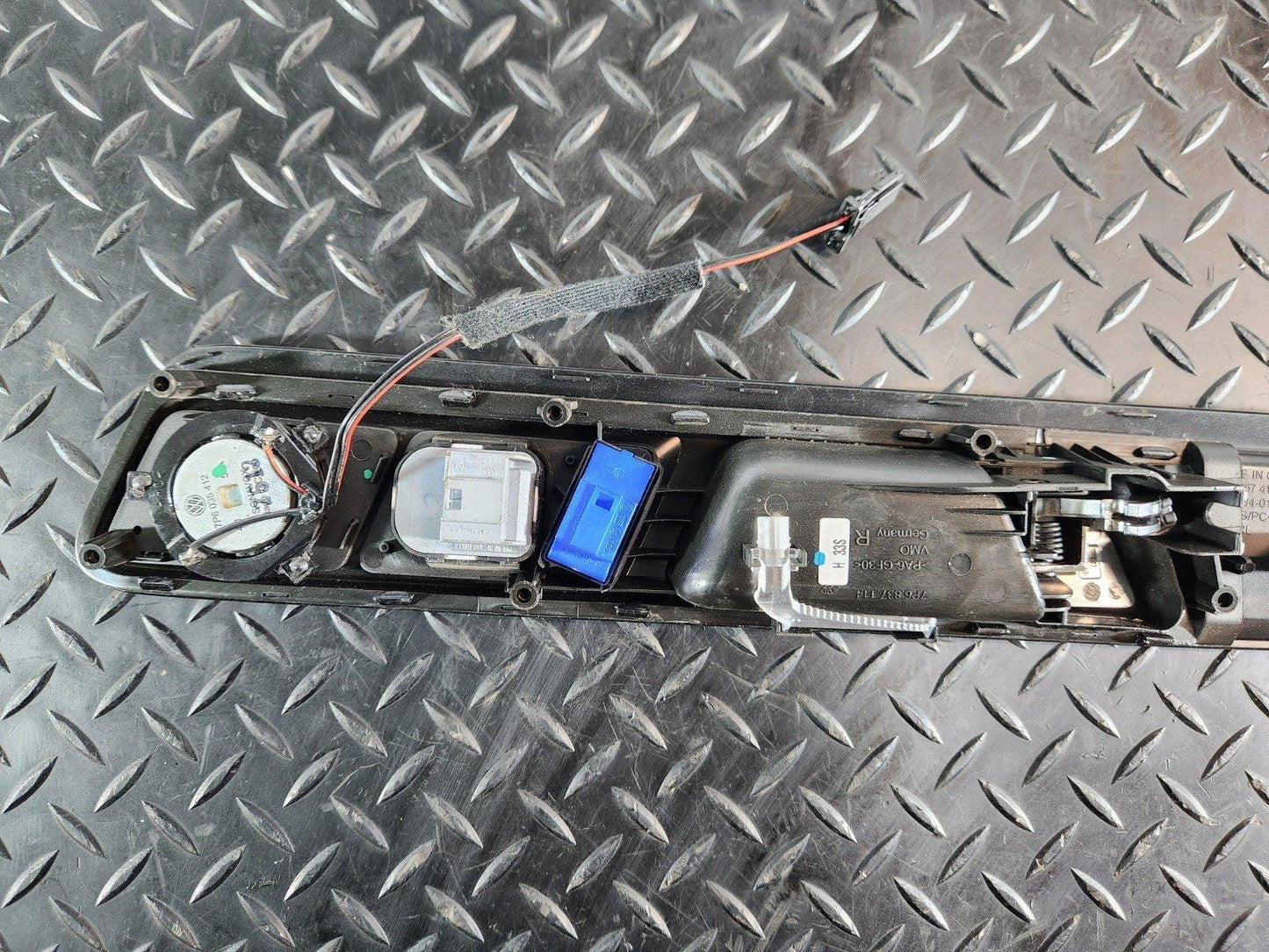 10-18 VW TOUAREG 7P GENUINE FRONT RIGHT O/S DOOR HANDLE 7P6837114