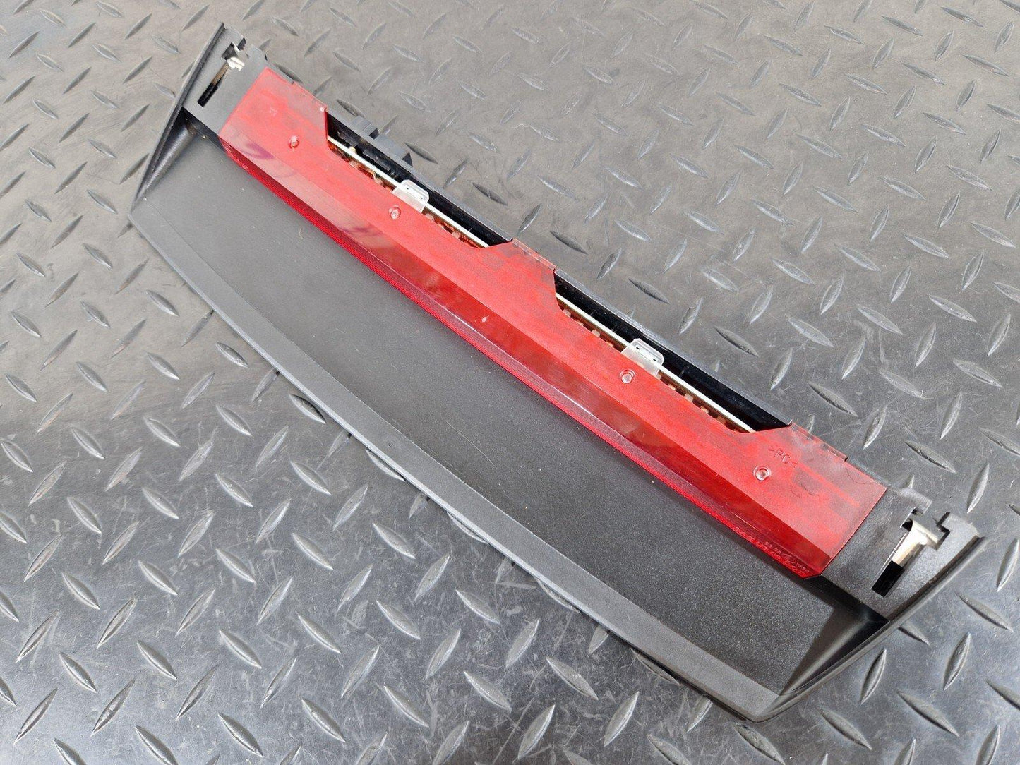 10-17 AUDI A8 4H REAR CENTER 3RD BRAKE STOP LIGHT 4H0945097A