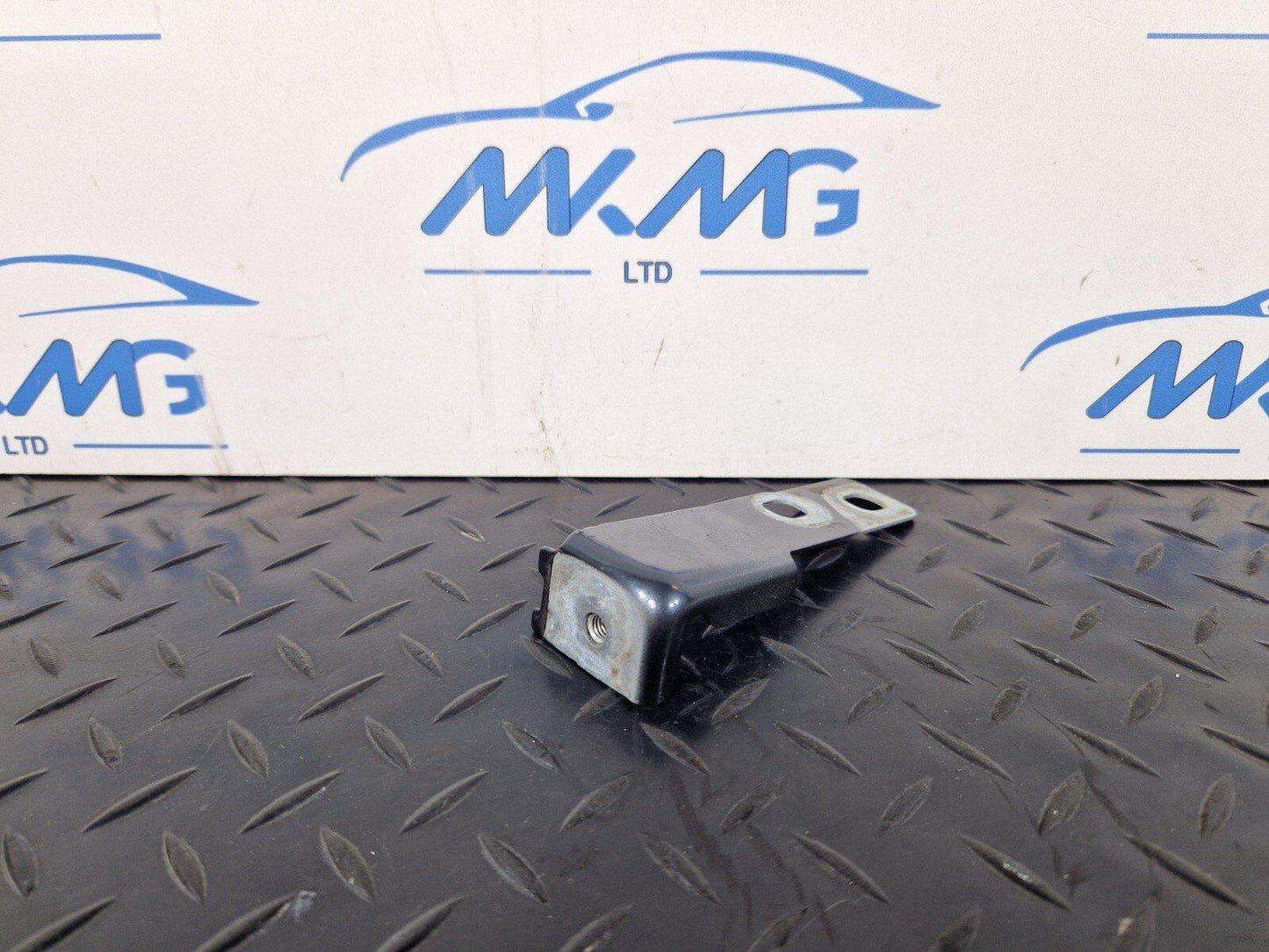 16-19 AUDI A4 AVANT B9 S-LINE GENUINE FRONT DRIVER SIDE WING BRACKET 8W0821434B
