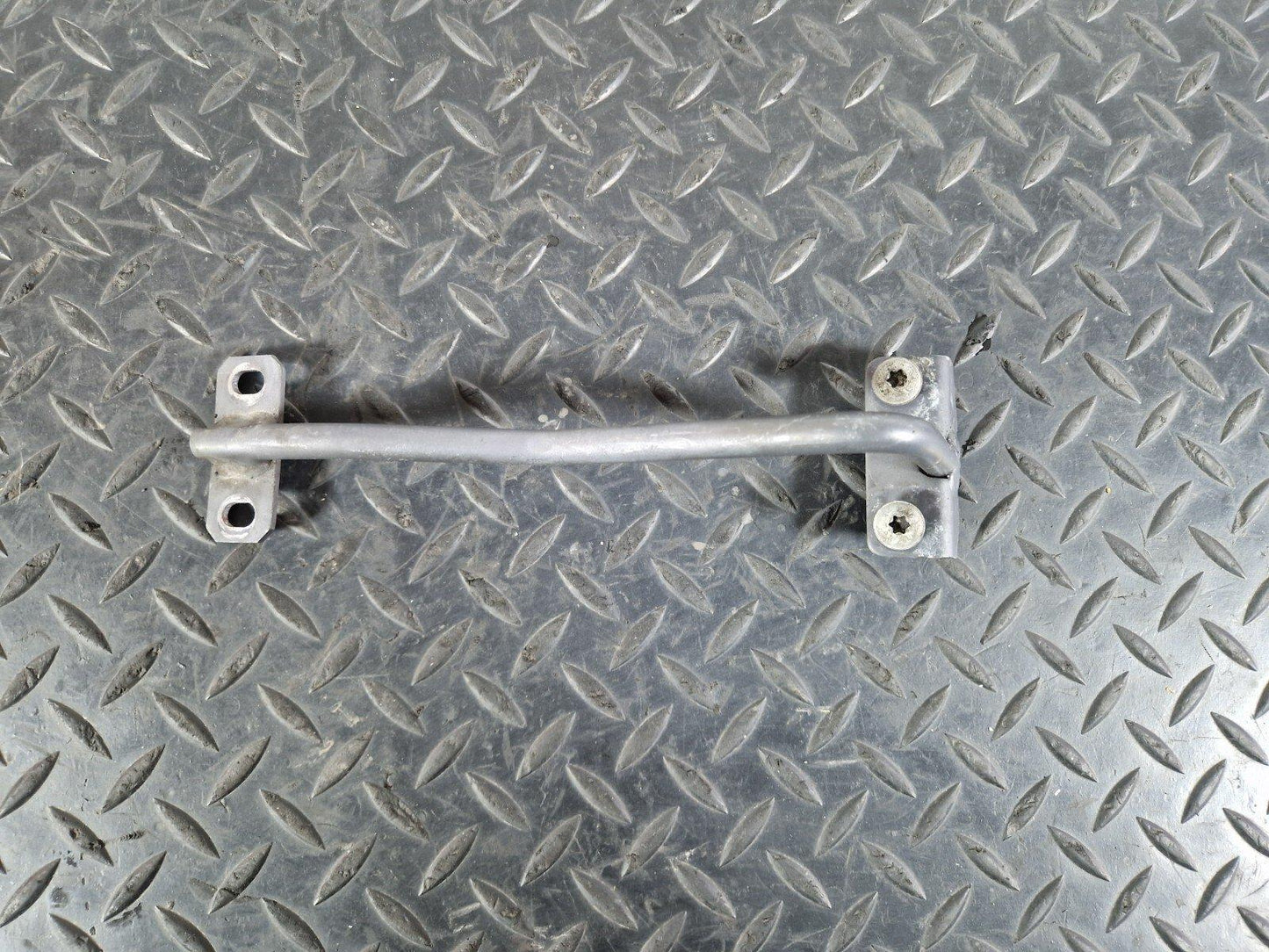 14-21 MERCEDES BENZ C200d W205 FRONT LOCKING STRIKER SUPPORT BRACKET A2058980032