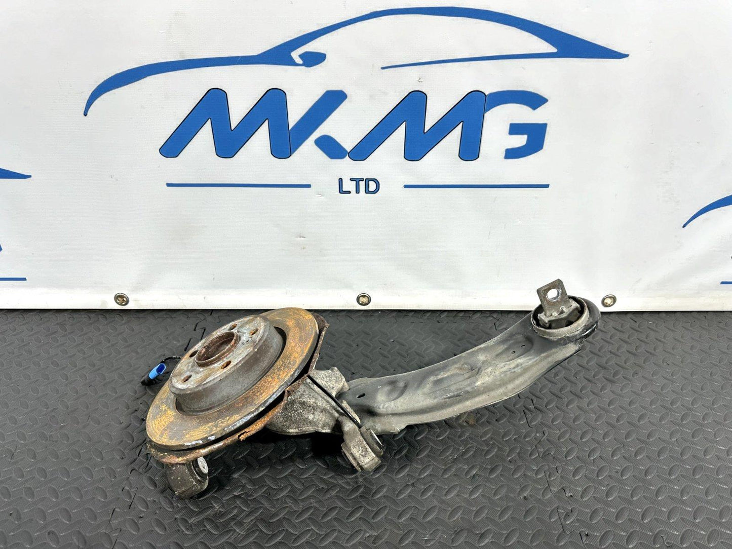 12-18 MERCEDES A-CLASS W176 GENUINE REAR RIGHT SIDE WHEEL HUB & ARM 2460406