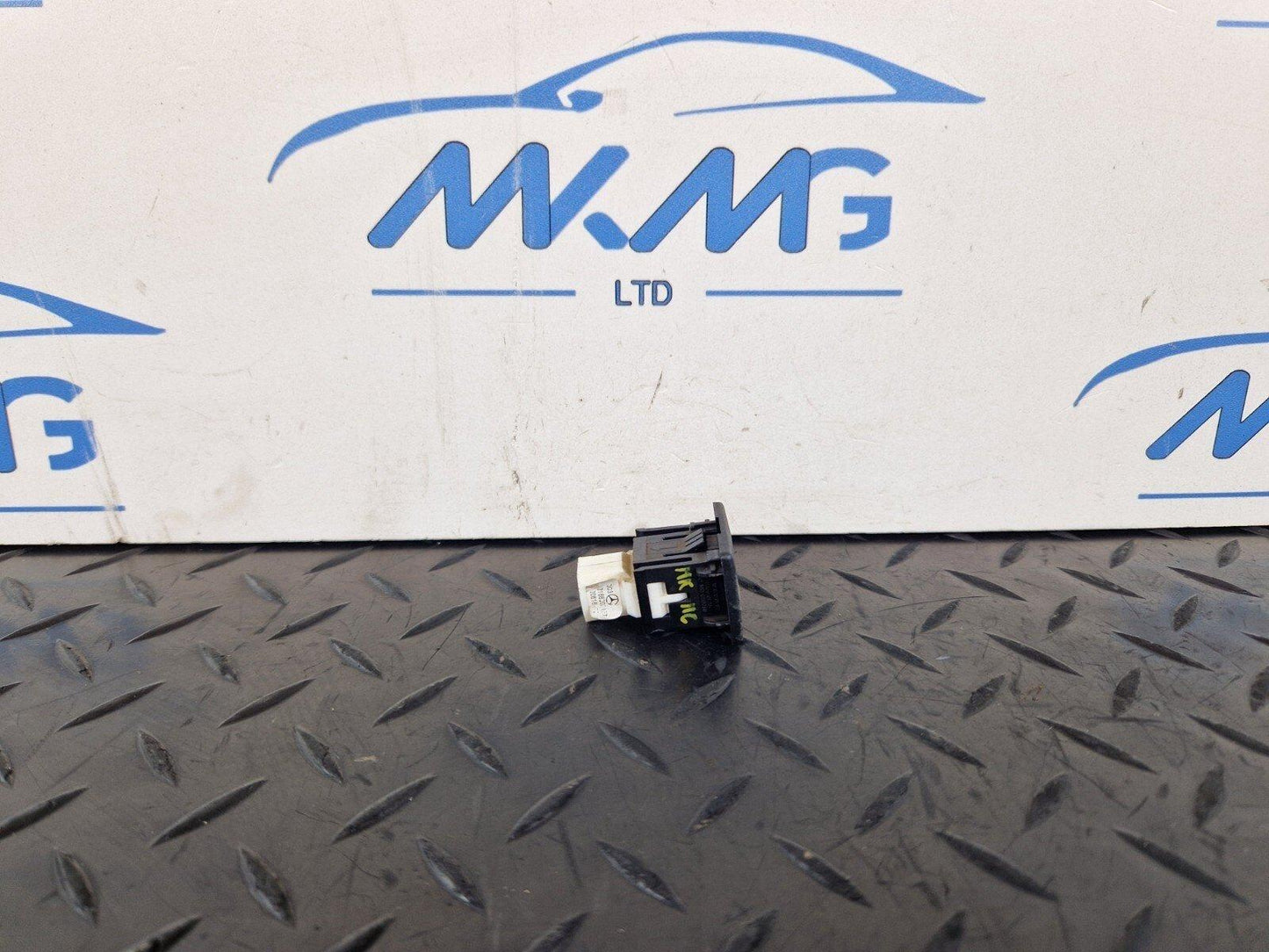 18-ON MERCEDES BENZ A CLASS W177 GENUINE USB PORT SOCKET CONNECTOR A2188200187