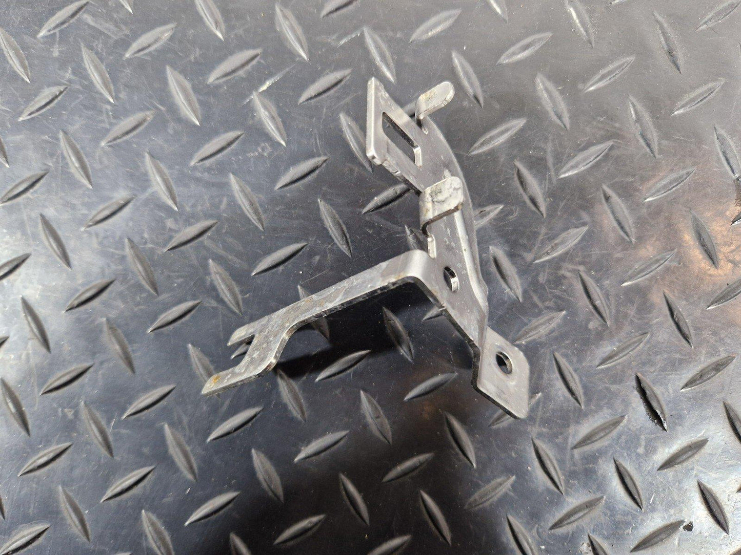 19-ON MERCEDES BENZ CLA C118 REGENERATION VALVE HOLDER BRACKET MOUNT A2474760800