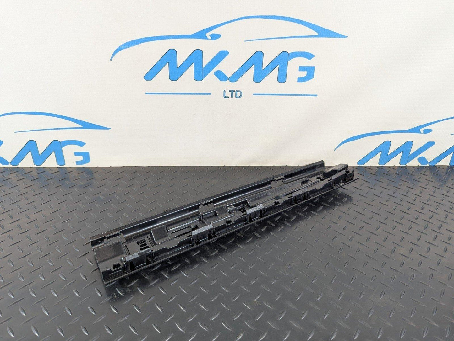 16-22 BMW X1 F48 SIDE SKIRT MOUNTING BRACKET CENTRE MIDDLE RIGHT SIDE 7332329