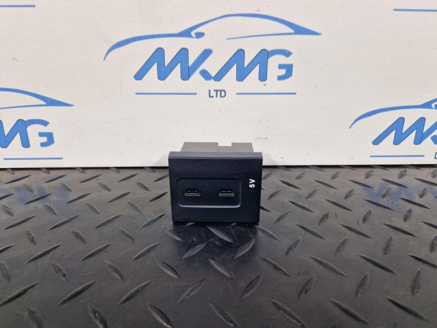 19-ON MERCEDES BENZ B CLASS W247 GENUINE DUAL USB C PORTS SOCKET A2478200301