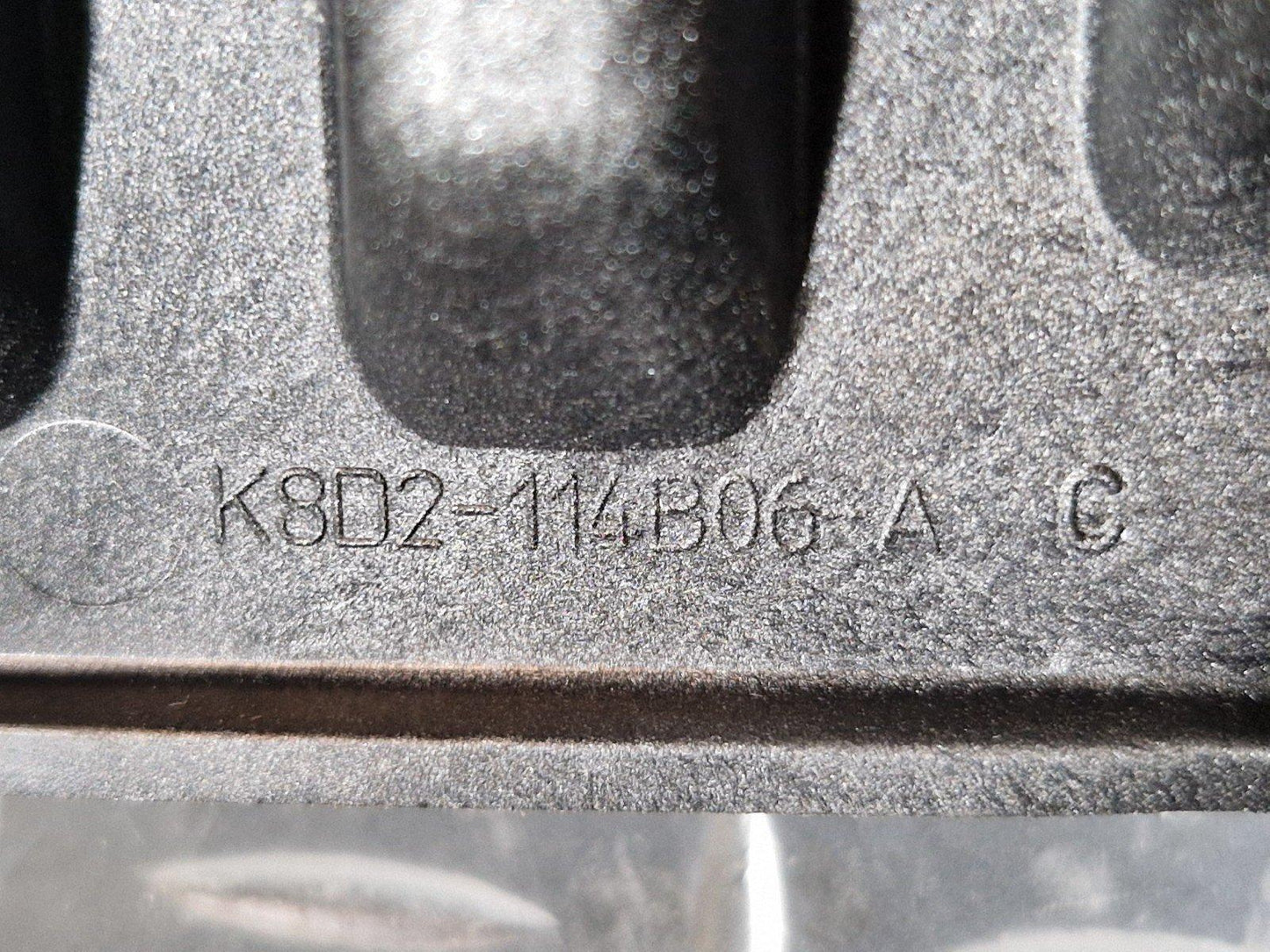 19-ON RANGE ROVER EVOQUE L551 AIR FILTER BOX MOUNTING BRACKET K8D2114B06A