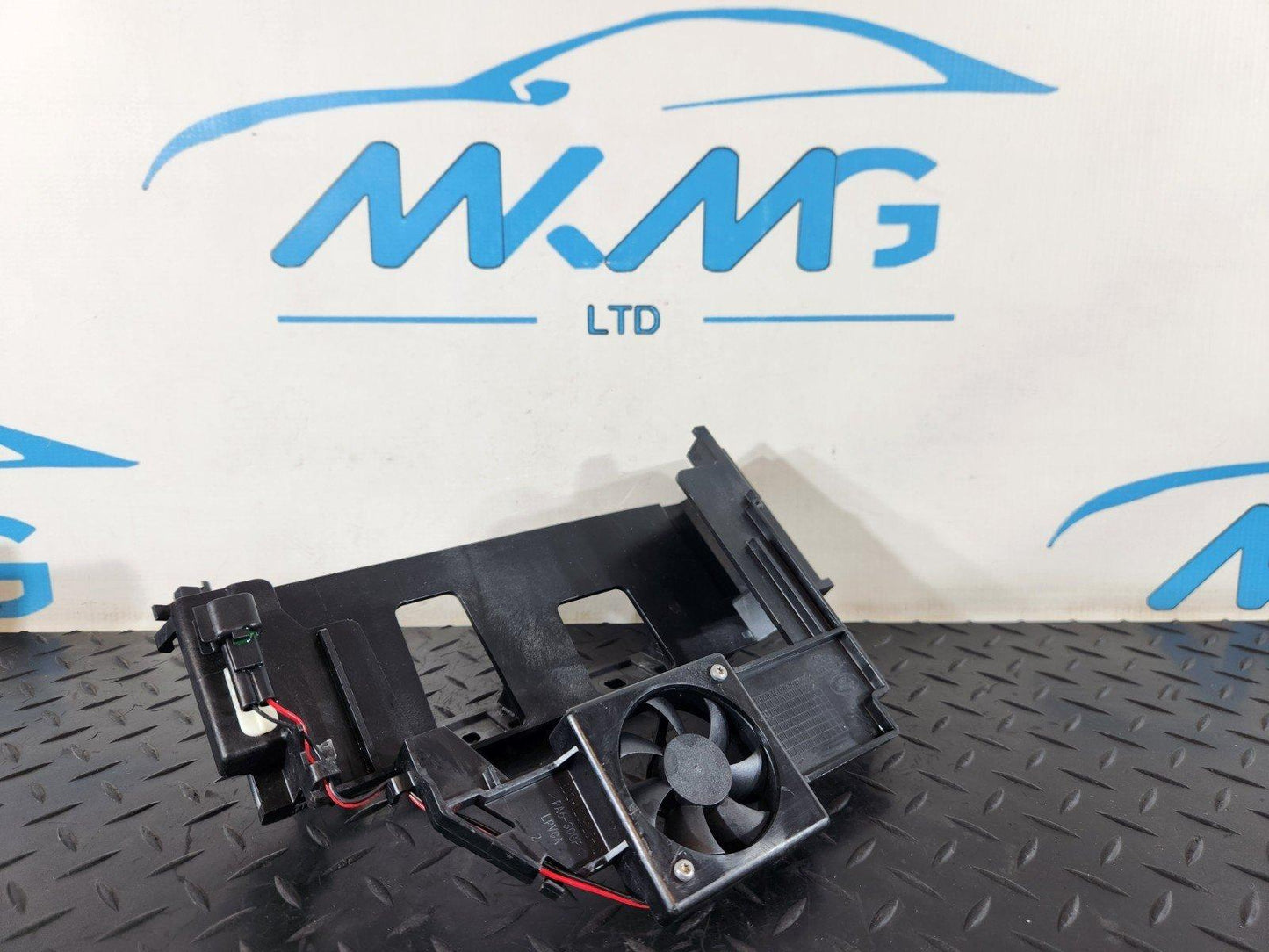 19-ON RANGE ROVER EVOQUE L551 GENUINE TRIM WITH FAN M8D2-12C525-AC M8D212C525AC
