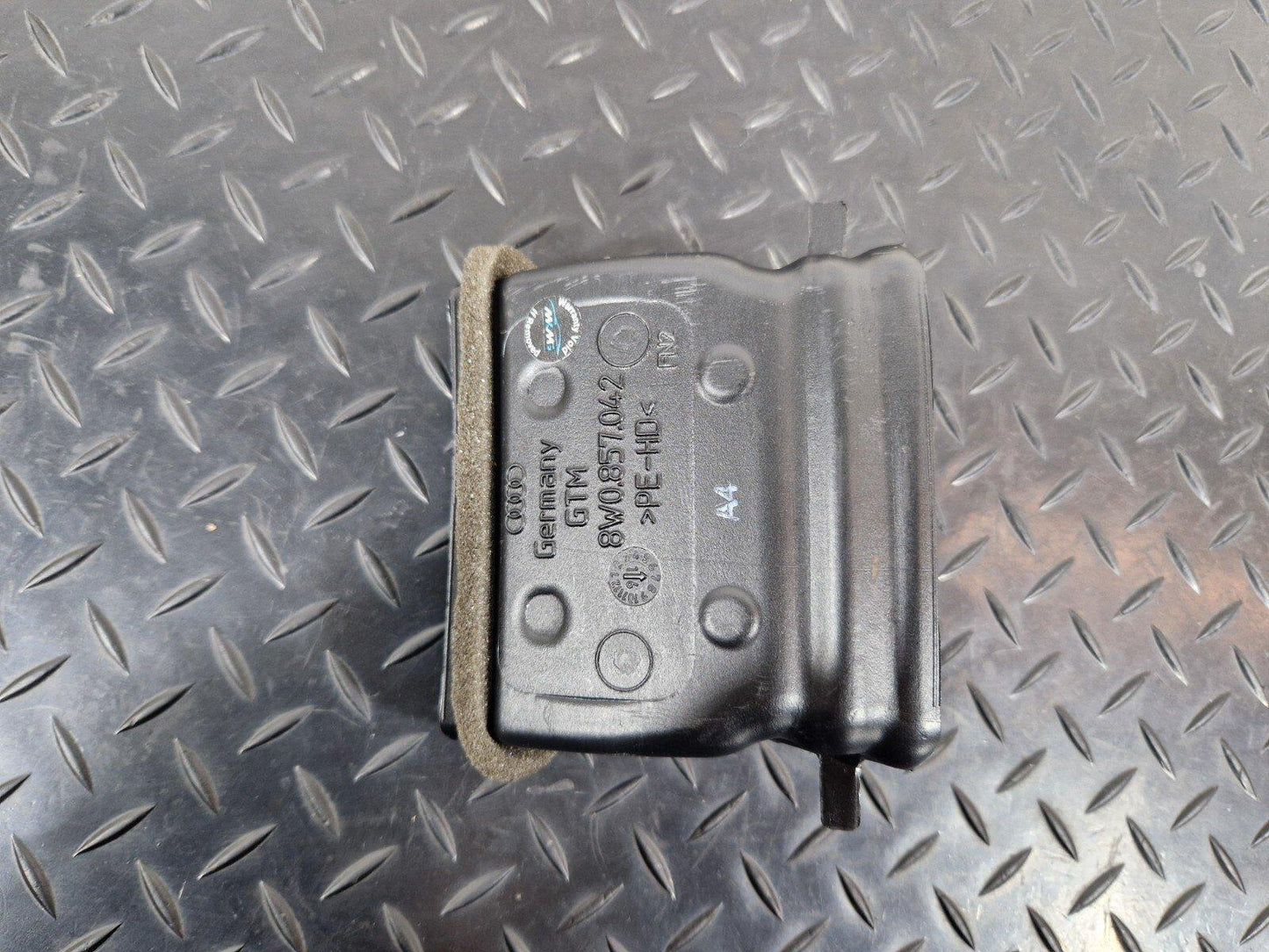 16-19 AUDI A4 AVANT B9 S-LINE OEM AIR CHANEL CONNECTING VENT 8W0857042