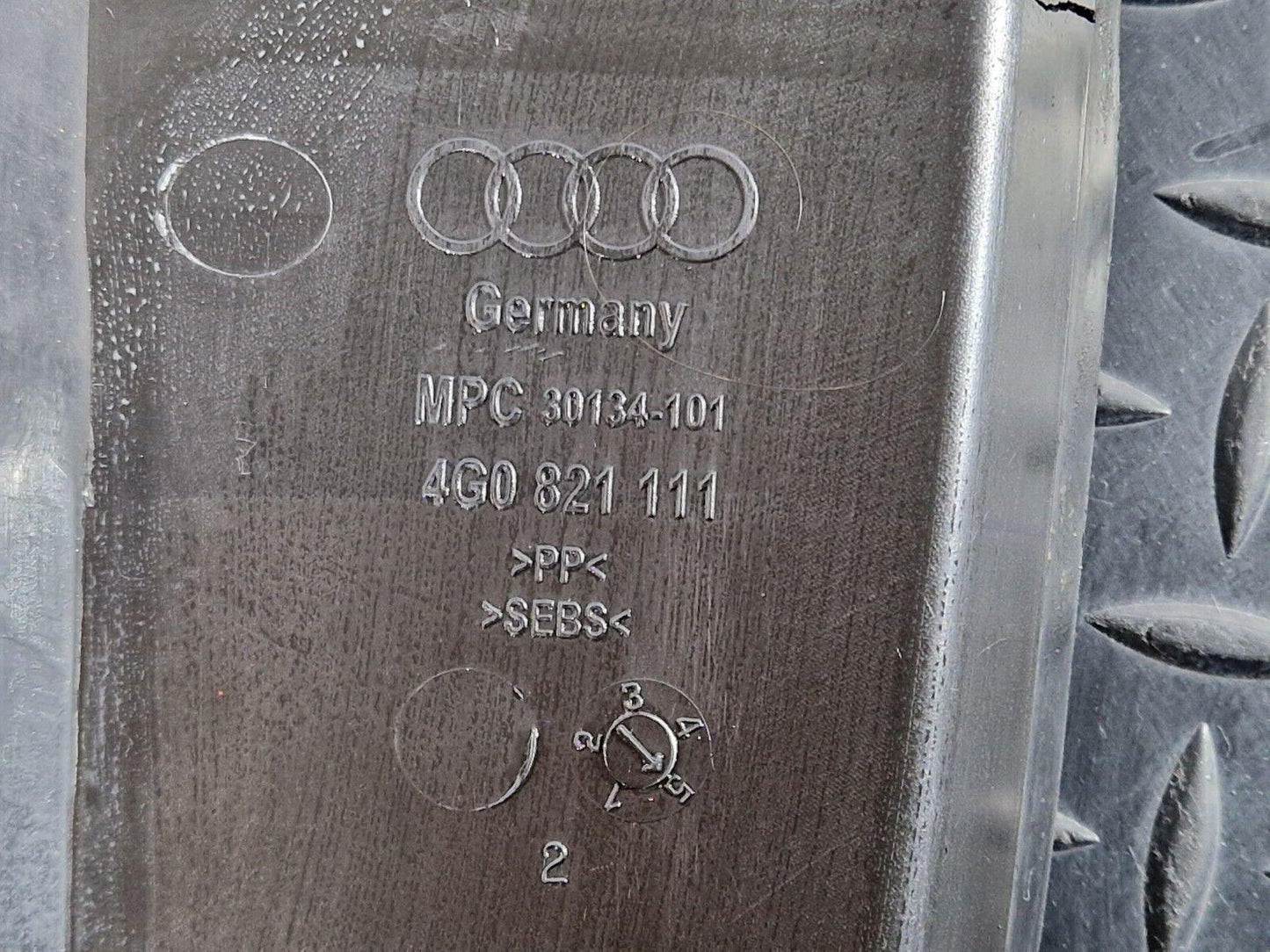 12-18 AUDI A6 C7 GENUINE FRONT WING BRACKET LEFT PASSENGER SIDE 4G0821111